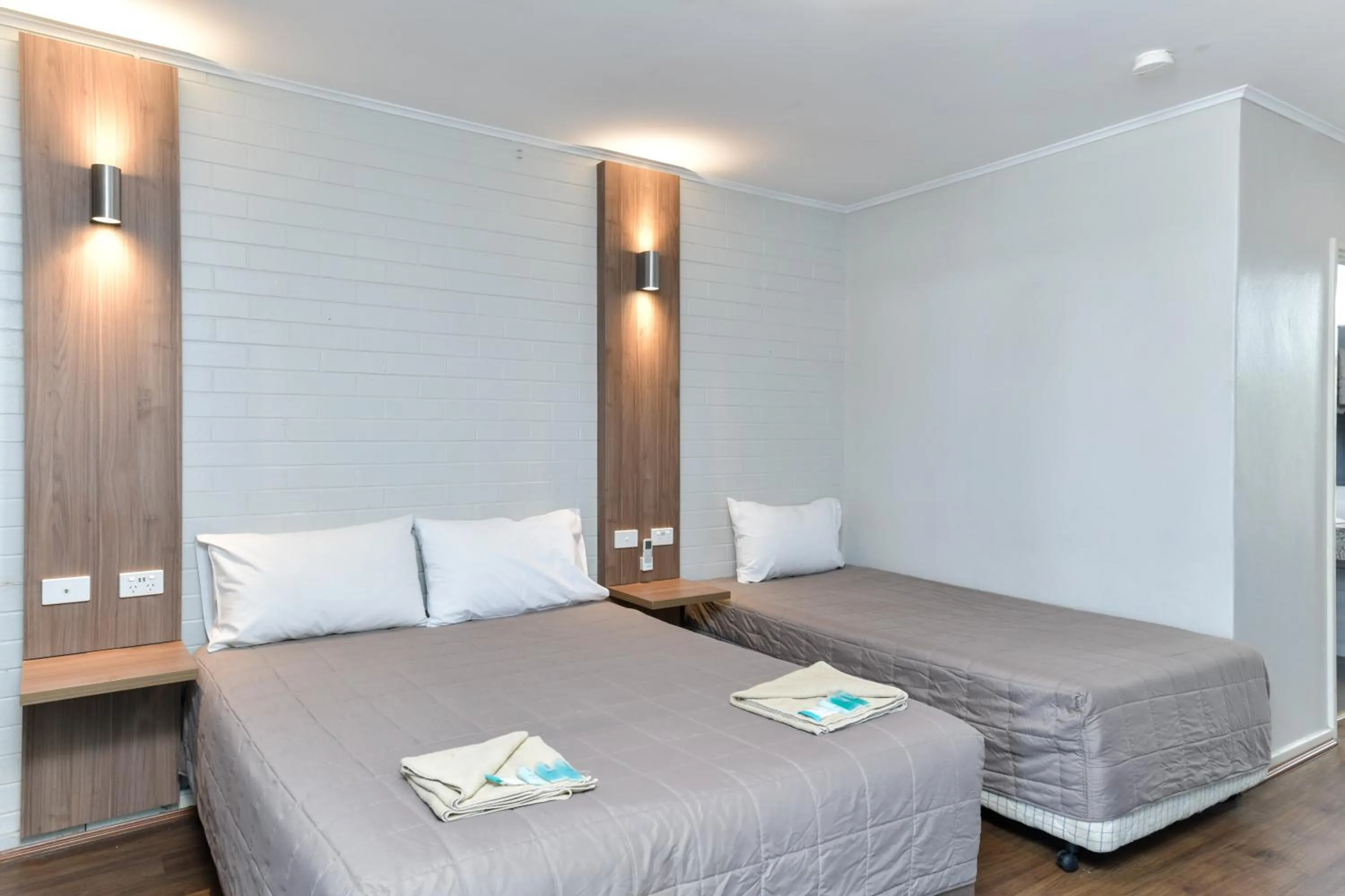 Bedroom, Bed in Platinum Motel