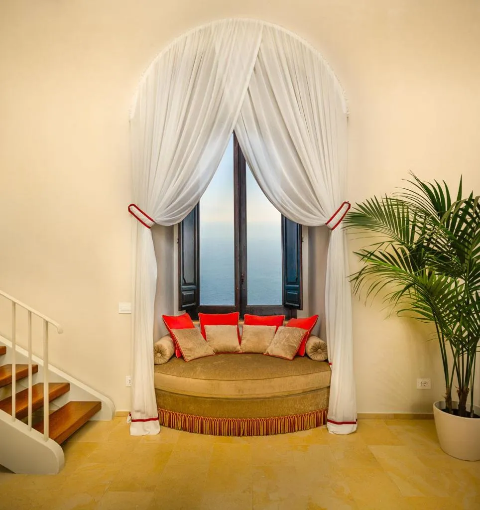 Decorative detail, Bed in Monastero Santa Rosa Hotel & Spa