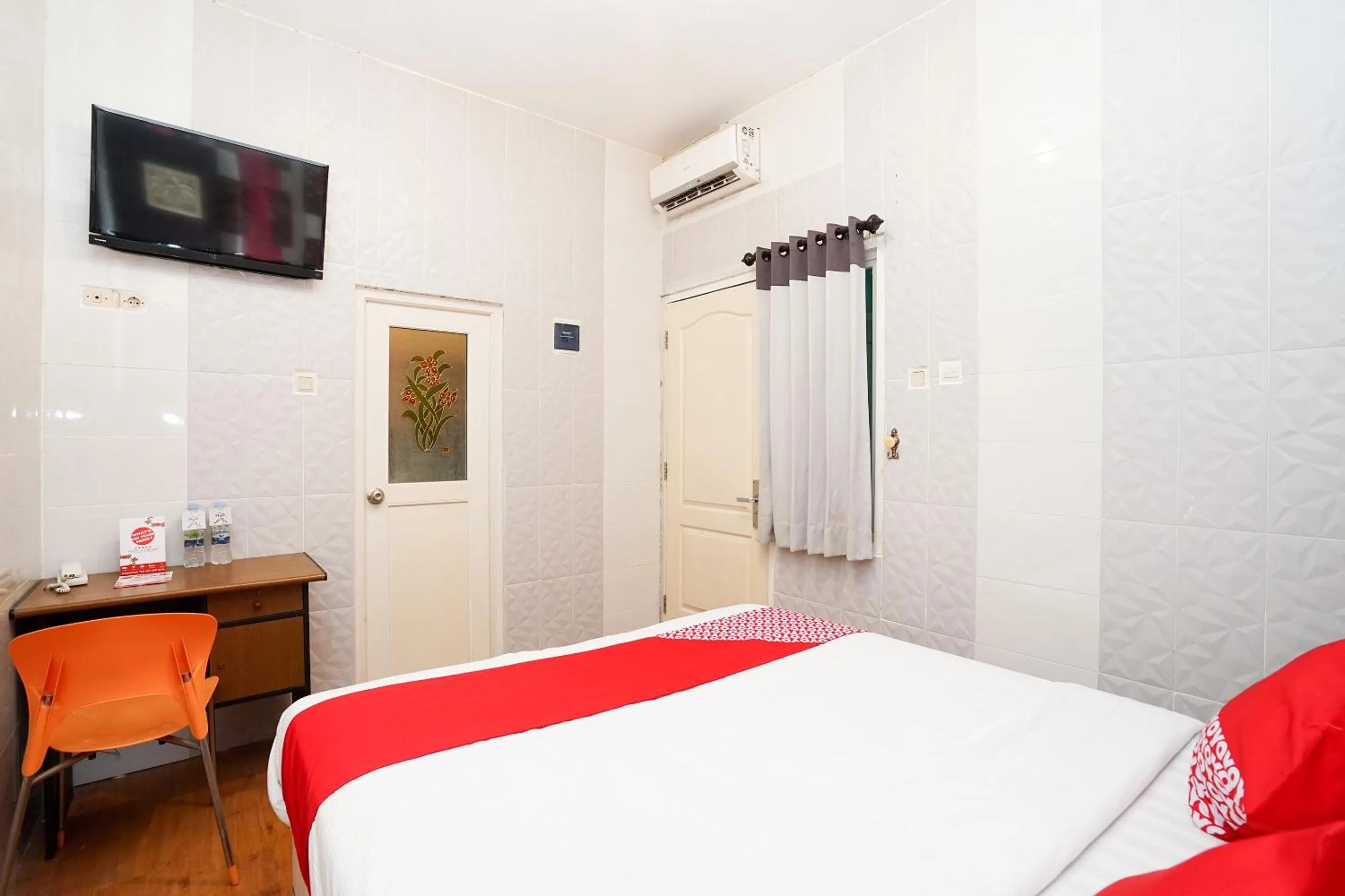 Bedroom, Bed in Hotel O Mojokerto Guesthouse