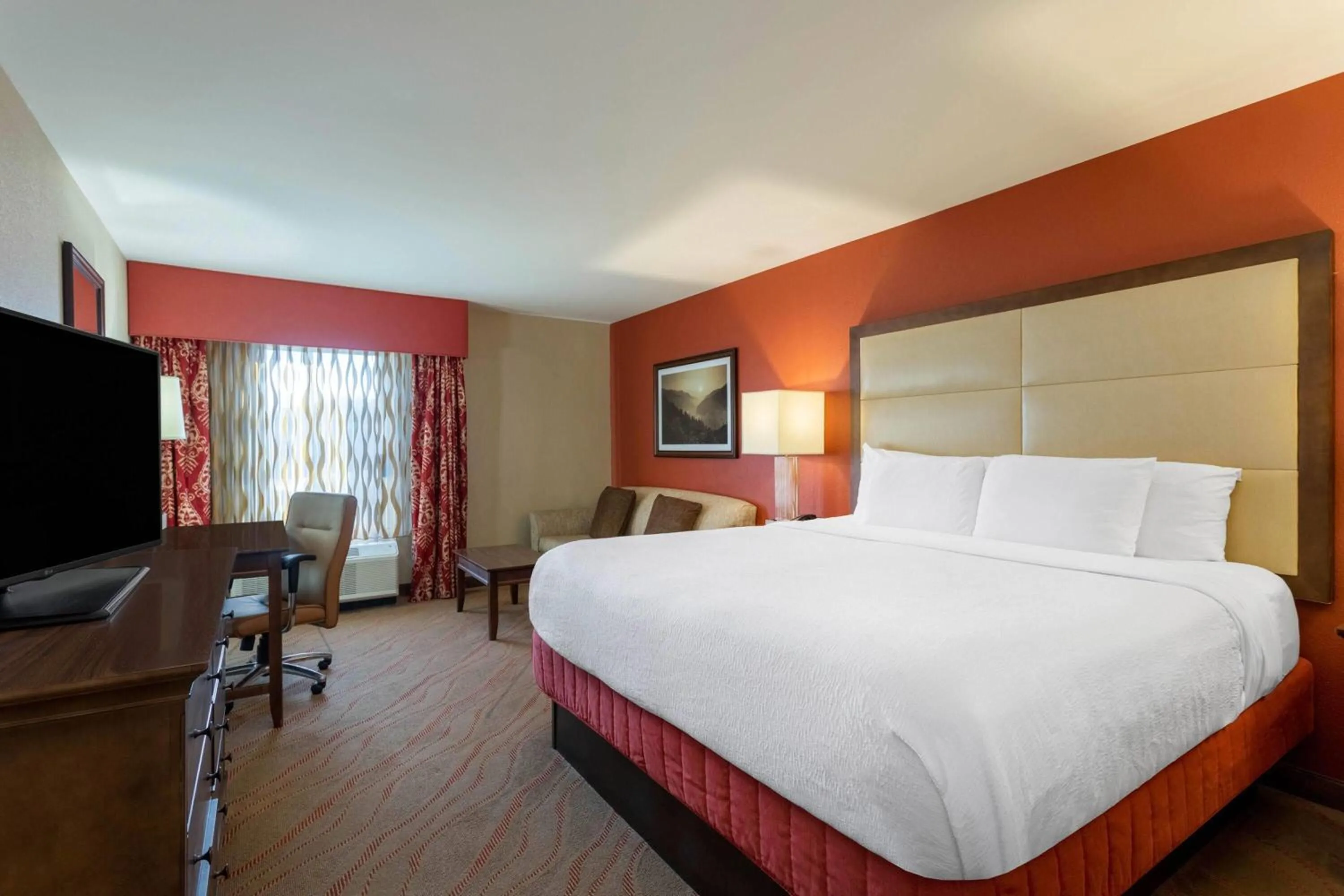 Photo of the whole room, Bed in La Quinta by Wyndham Pigeon Forge