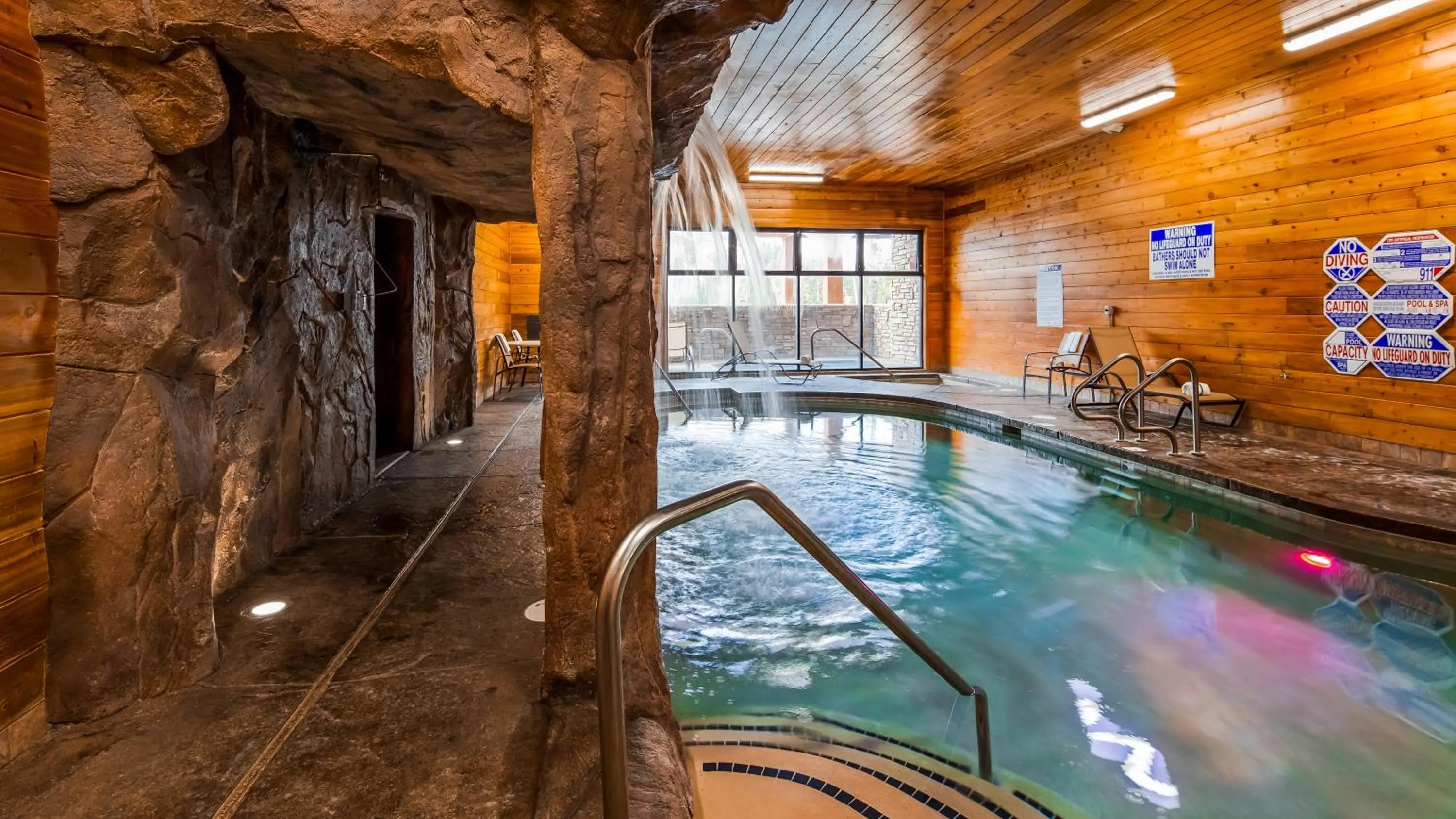 Swimming pool in Brian Head Lodge