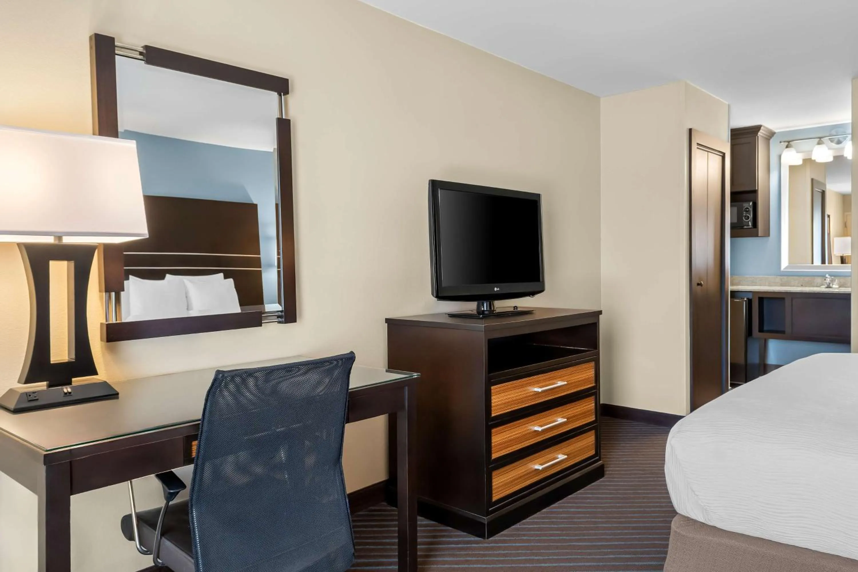 Bedroom, Bed in Best Western Newport Inn