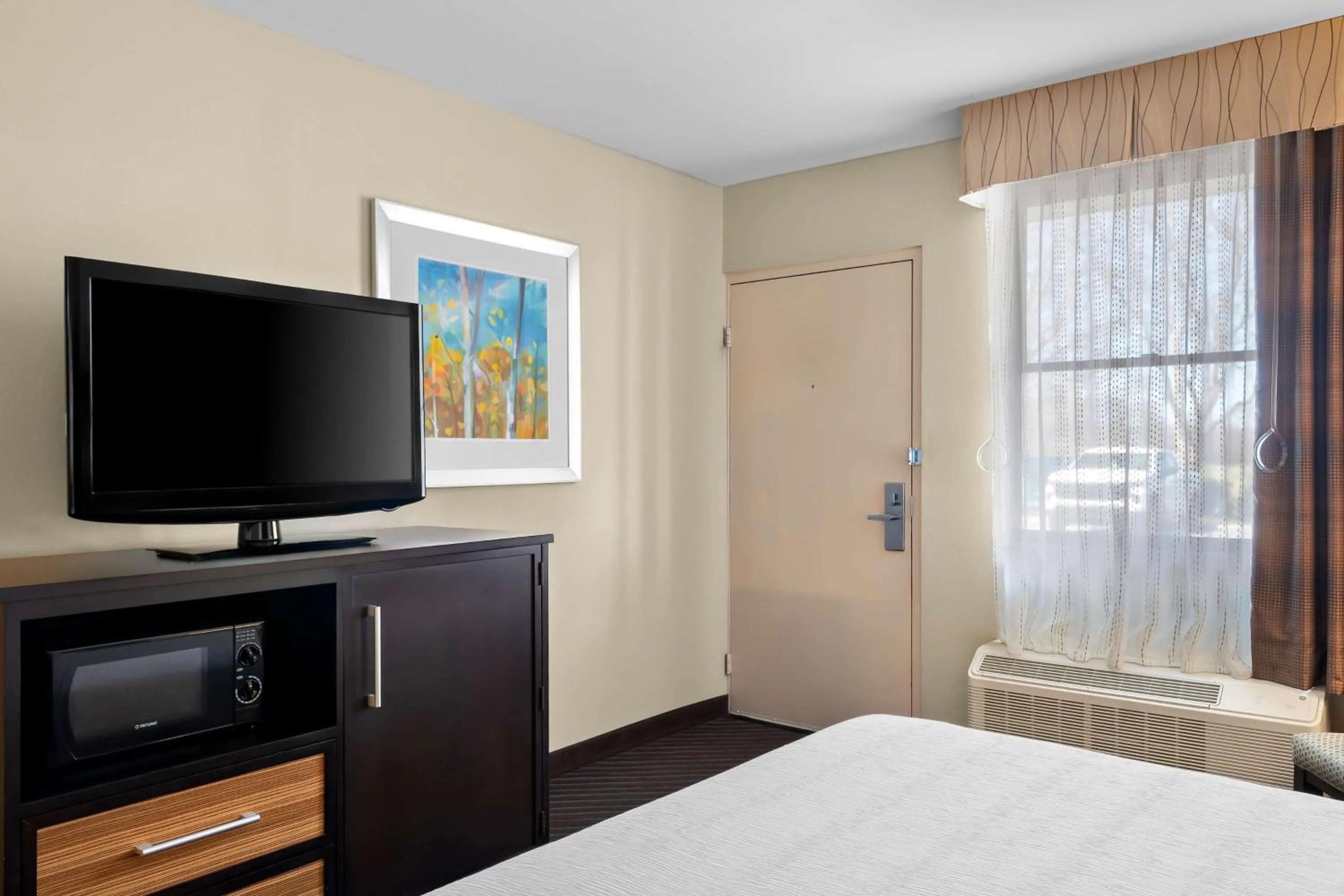 Bedroom, Bed in Best Western Newport Inn