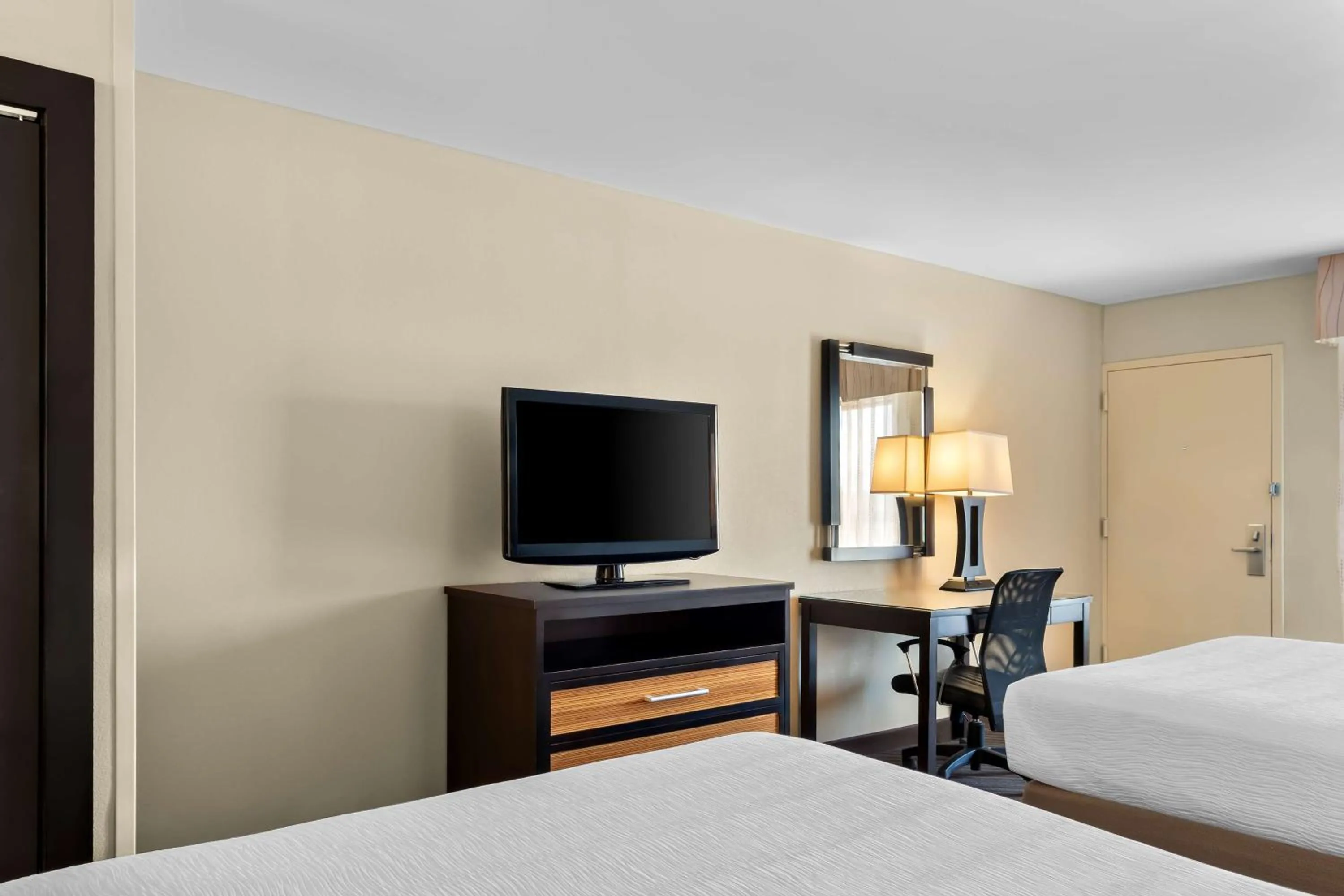 Bedroom, Bed in Best Western Newport Inn