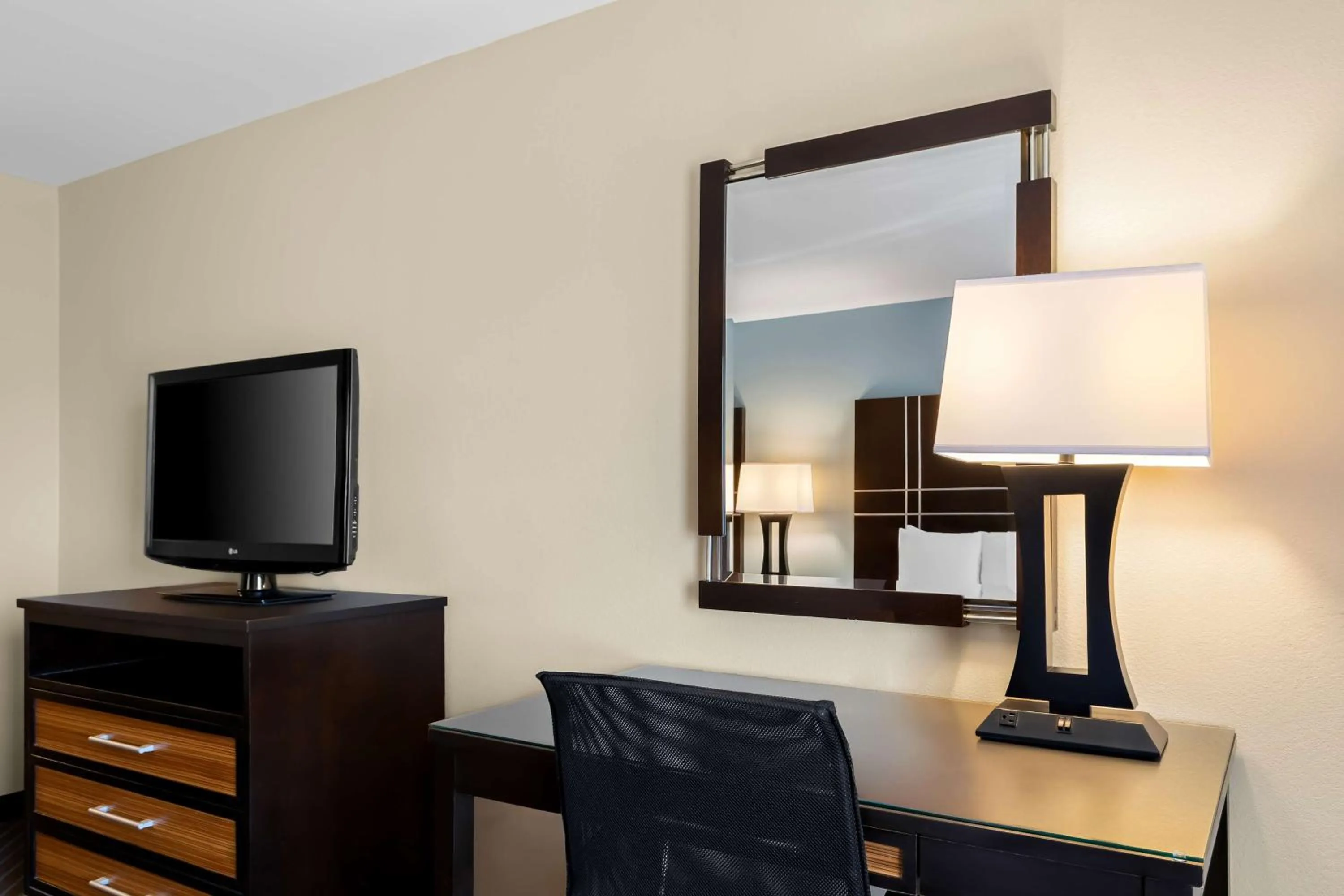 Bedroom in Best Western Newport Inn