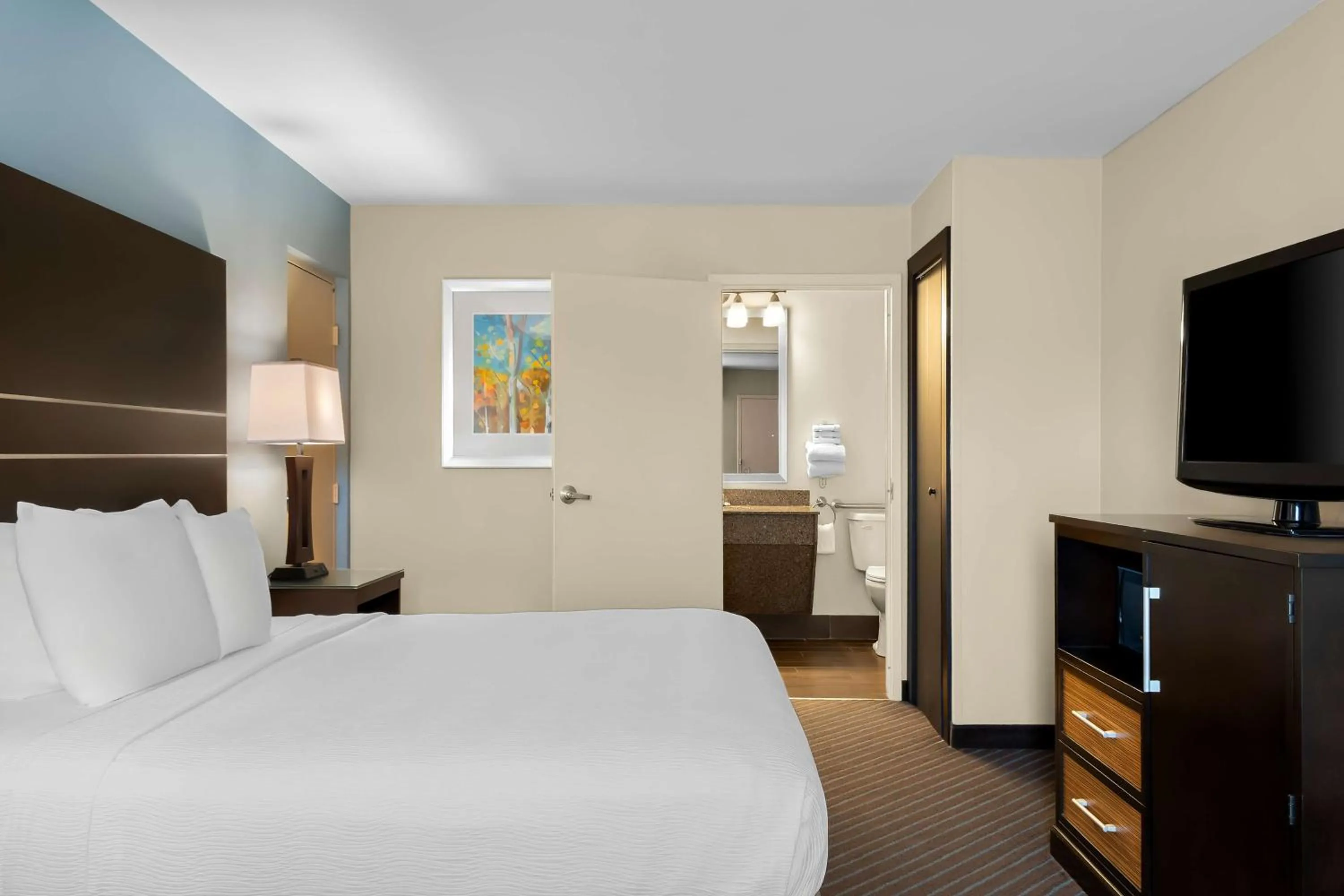 Bedroom, Bed in Best Western Newport Inn