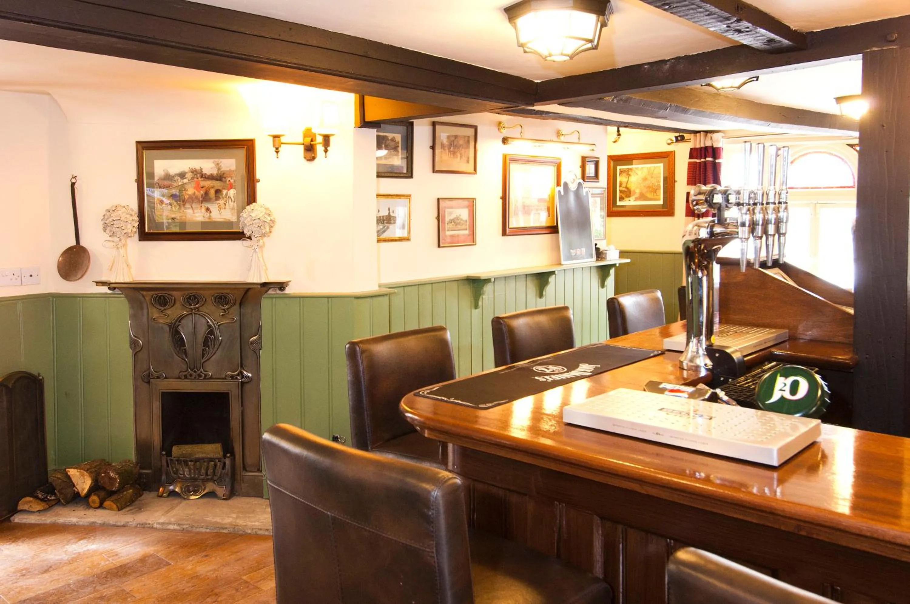 Lounge or bar in The George & Horn near Newbury