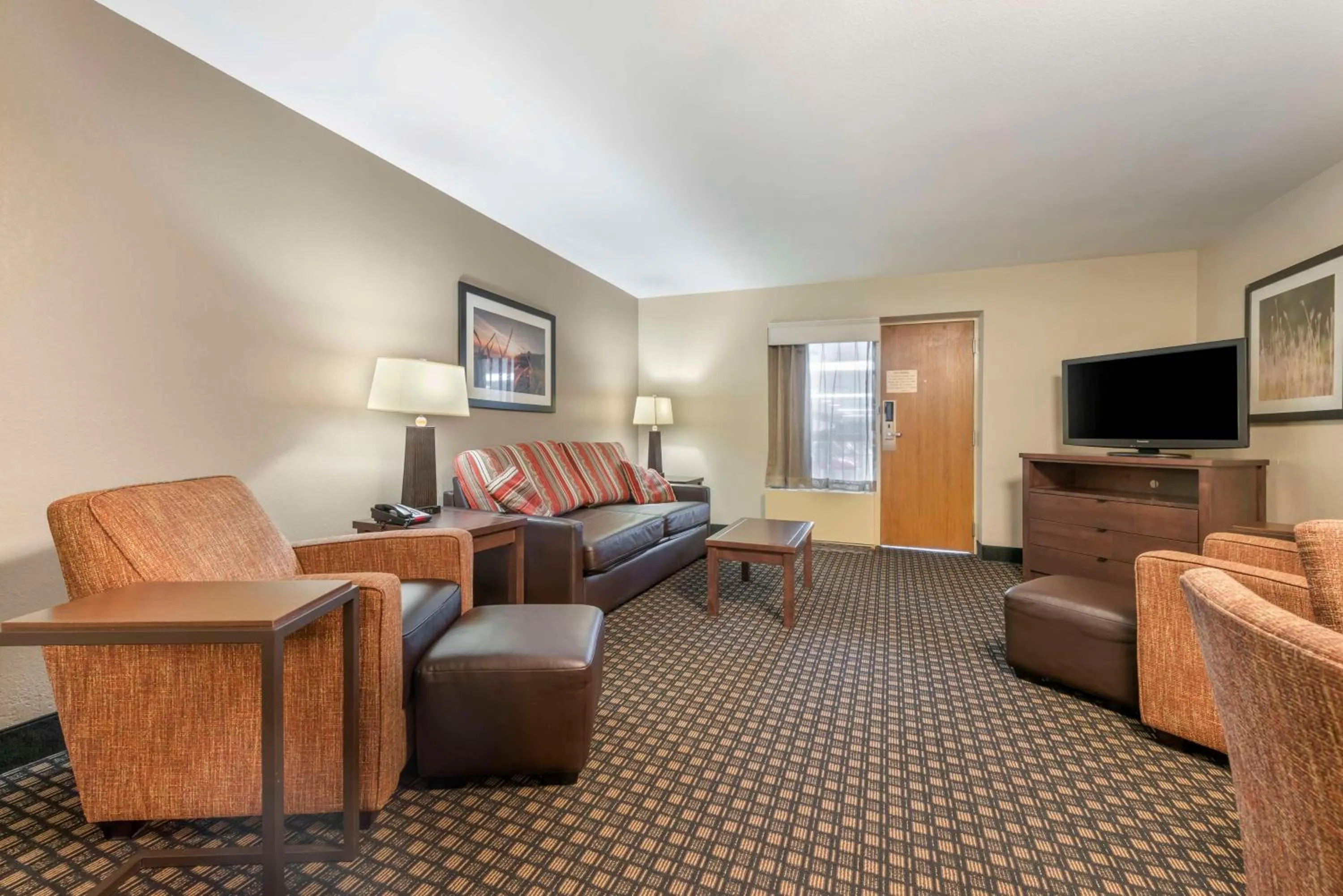 Bedroom in Best Western Plus Ramkota Hotel