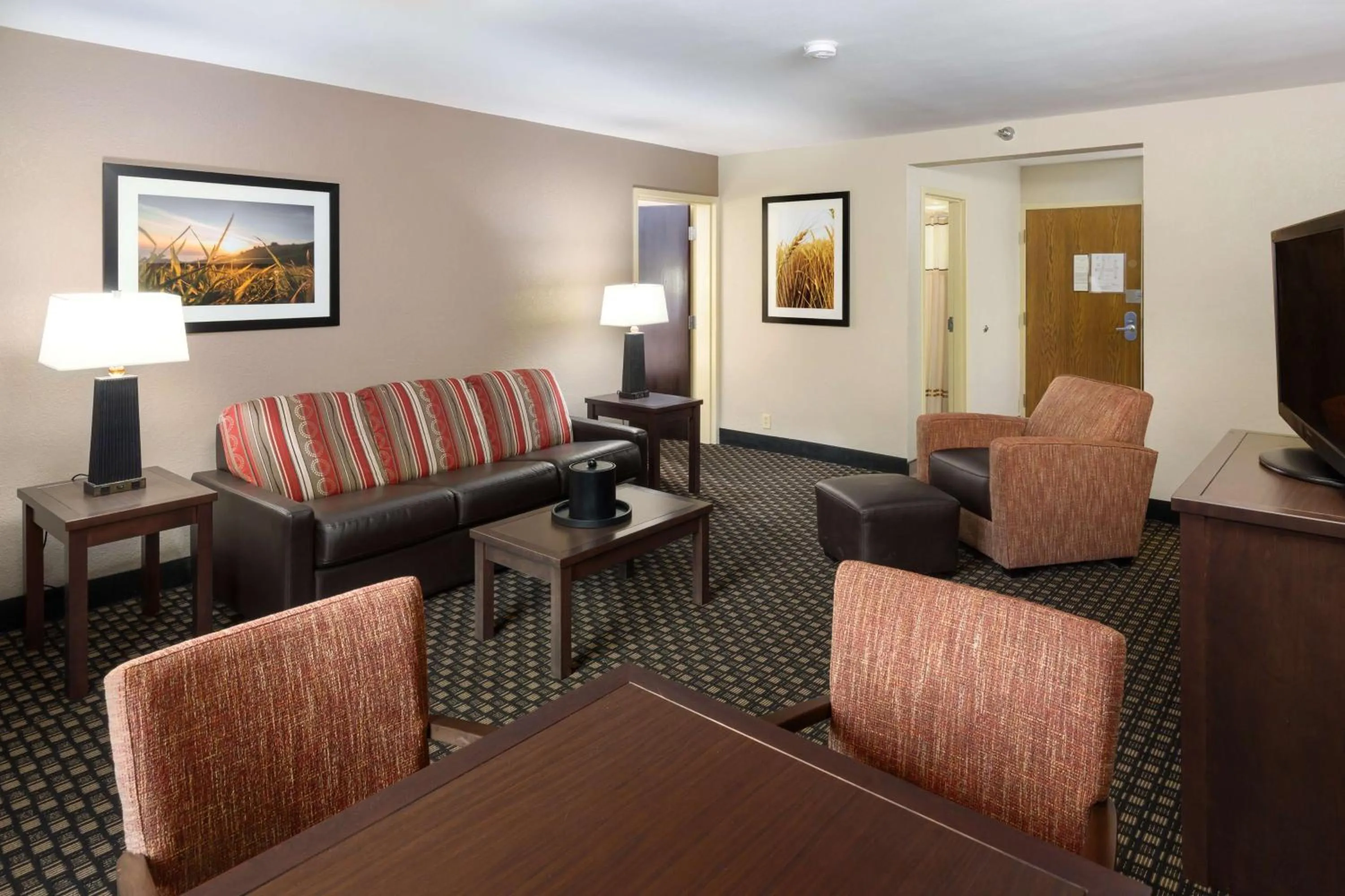 Bedroom in Best Western Plus Ramkota Hotel