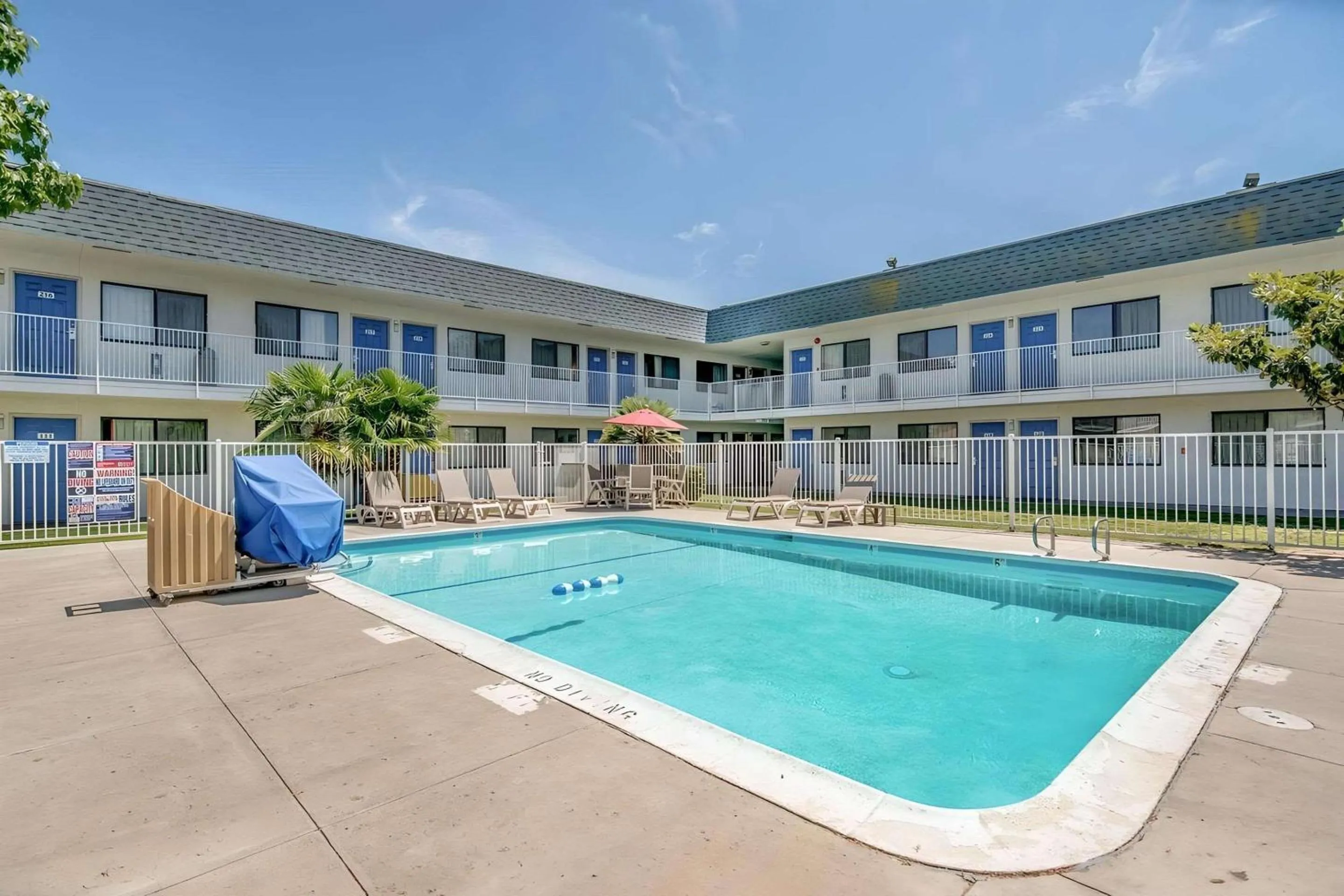Swimming pool in Park Inn by Radisson, Tracy