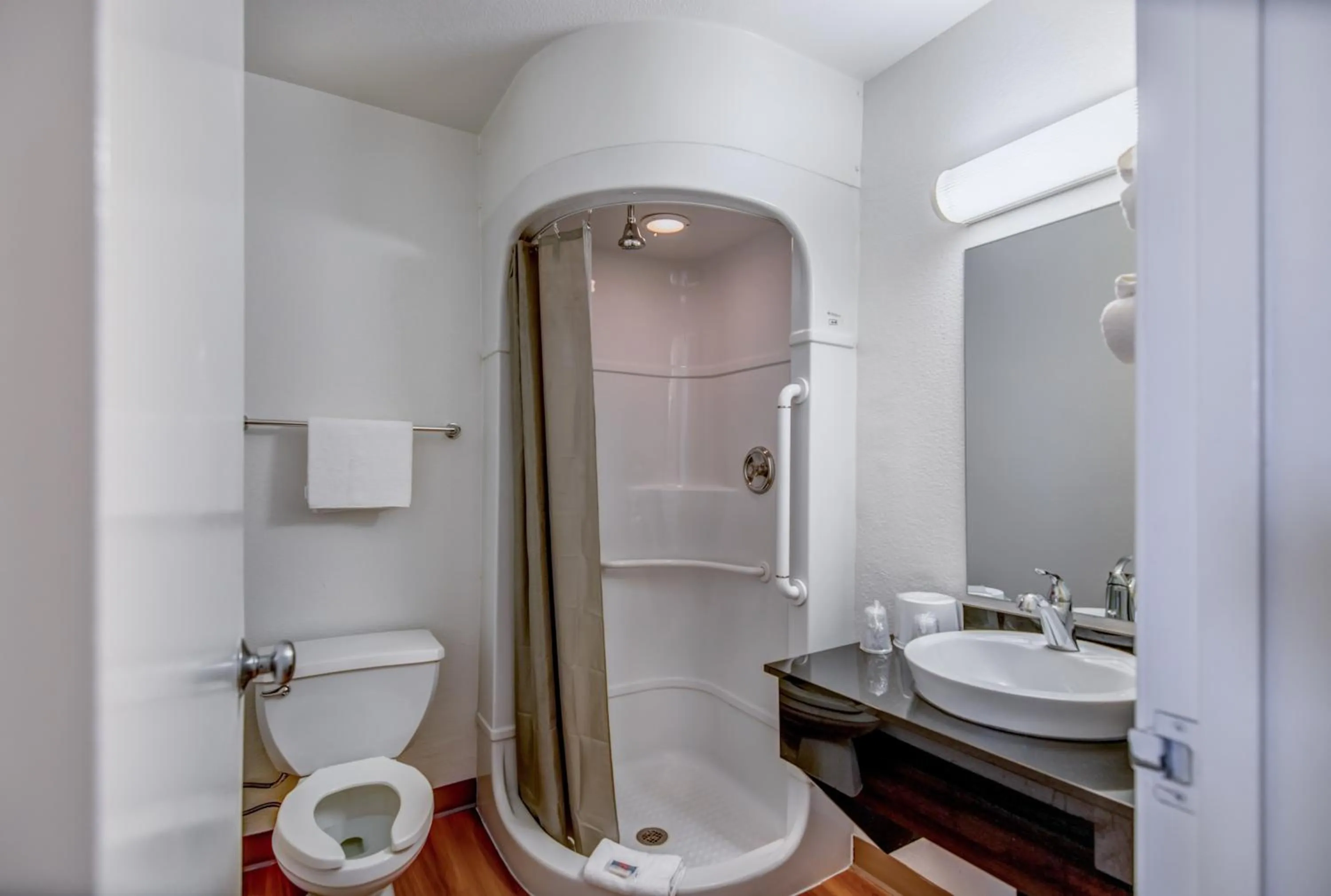 Bathroom in Park Inn by Radisson, Tracy