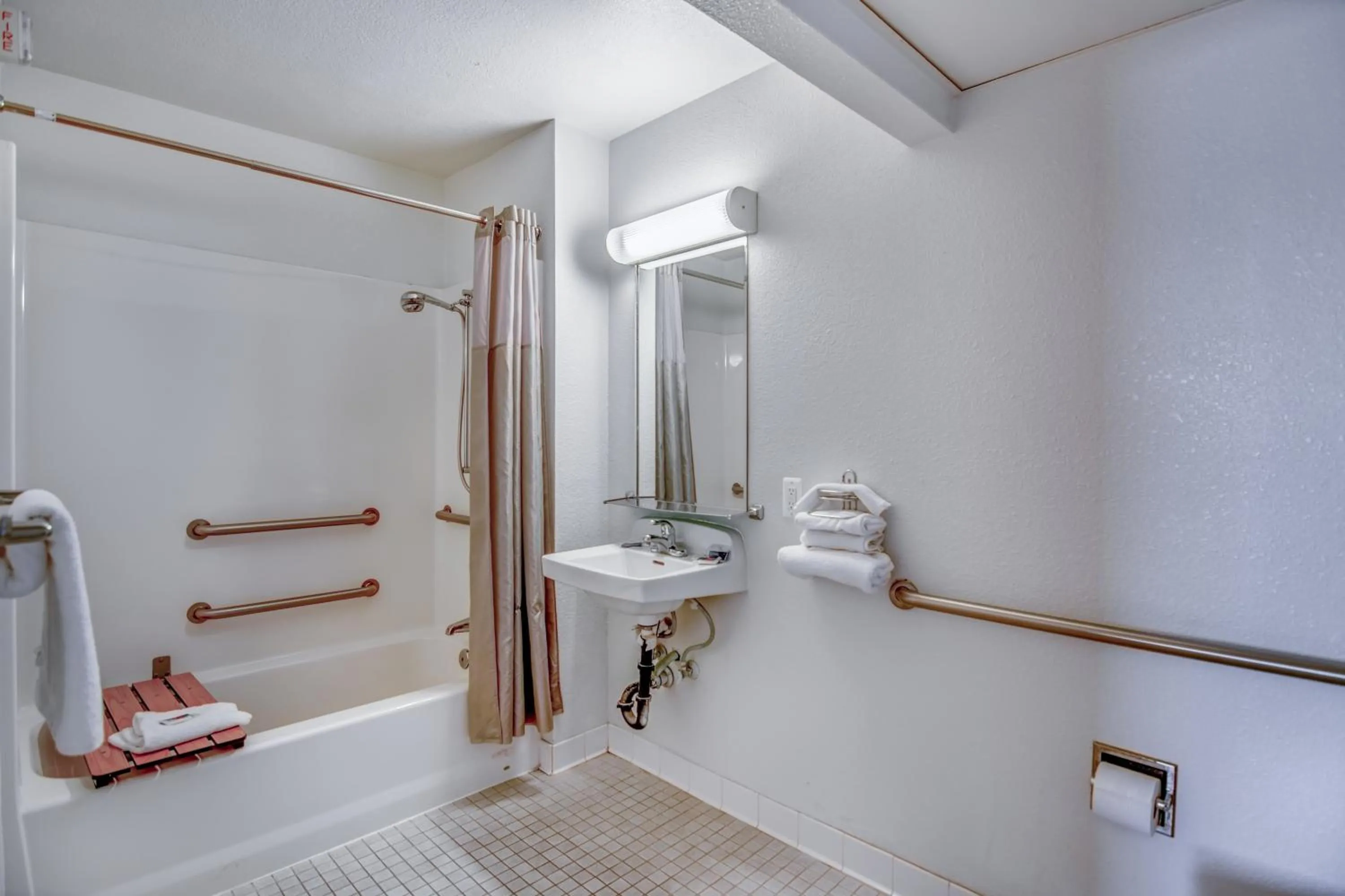 Bathroom in Park Inn by Radisson, Tracy