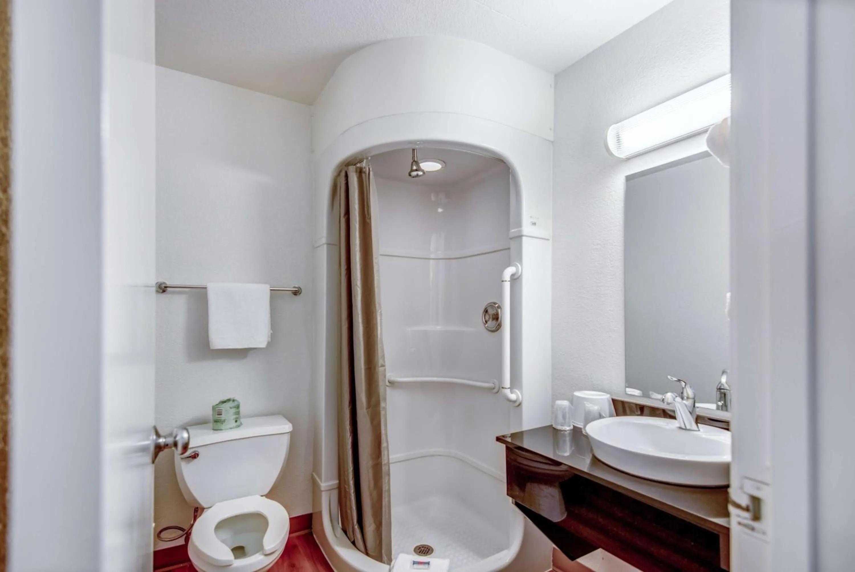 Shower in Park Inn by Radisson, Tracy