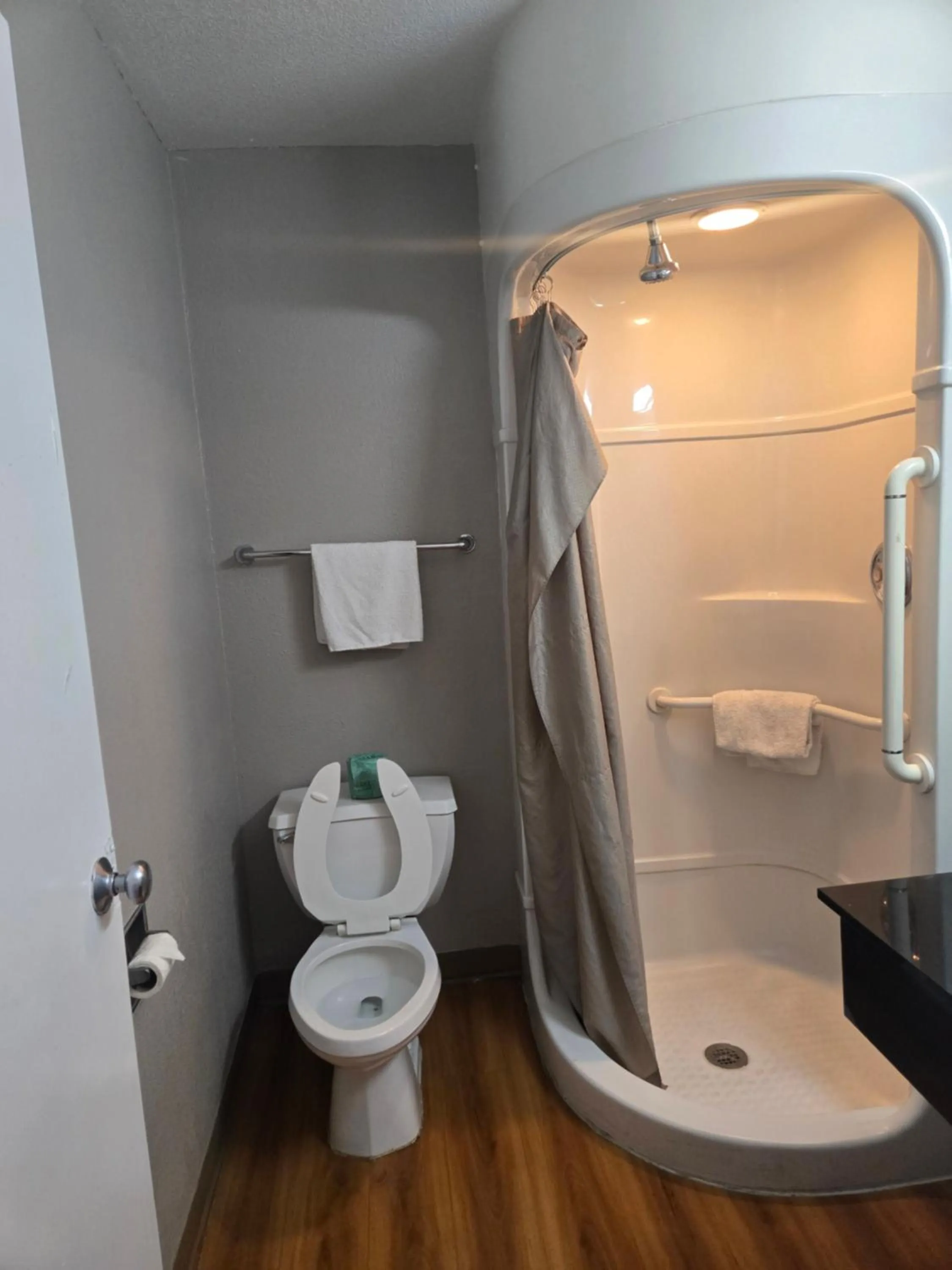 Bathroom in Park Inn by Radisson, Tracy