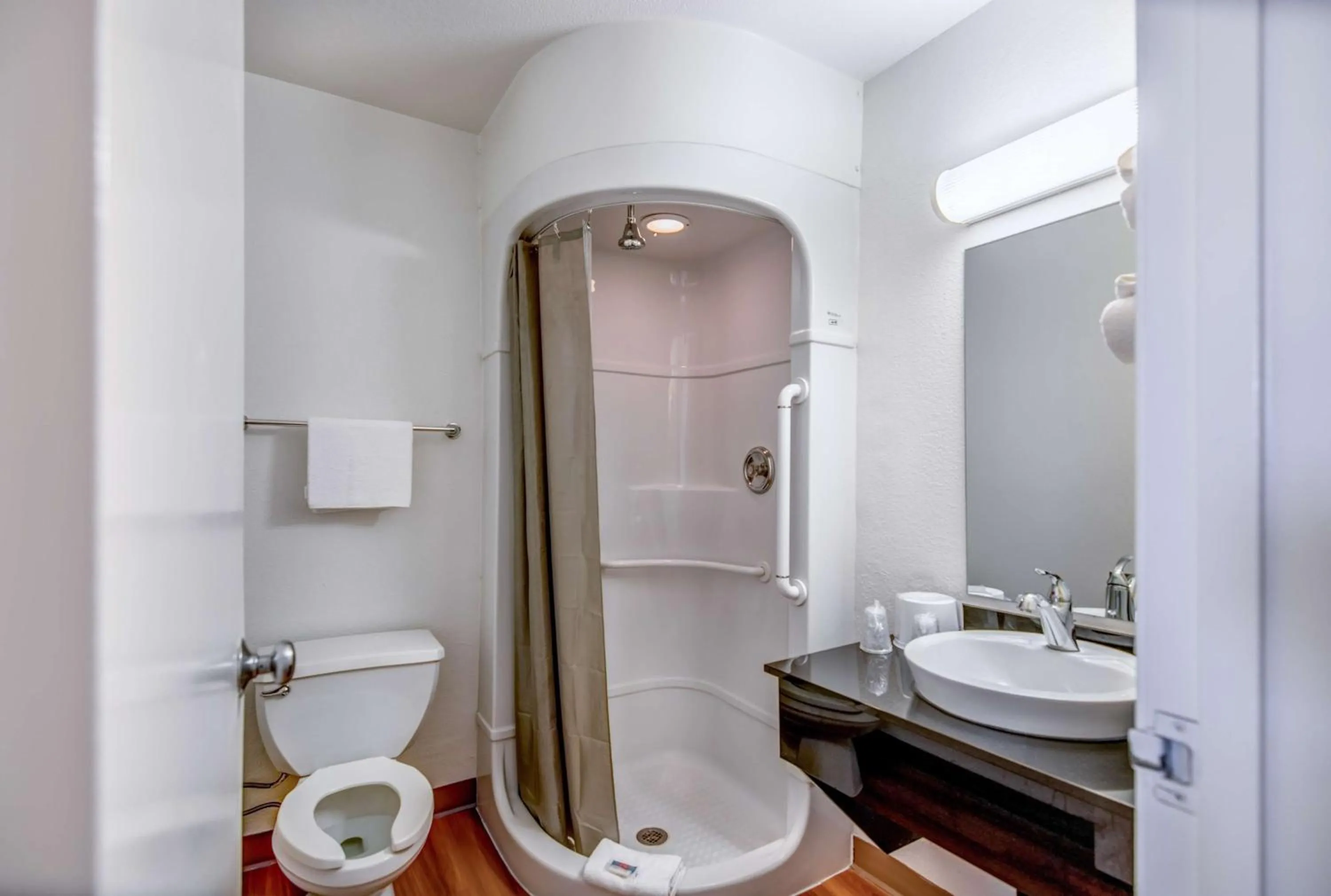 Shower in Park Inn by Radisson, Tracy