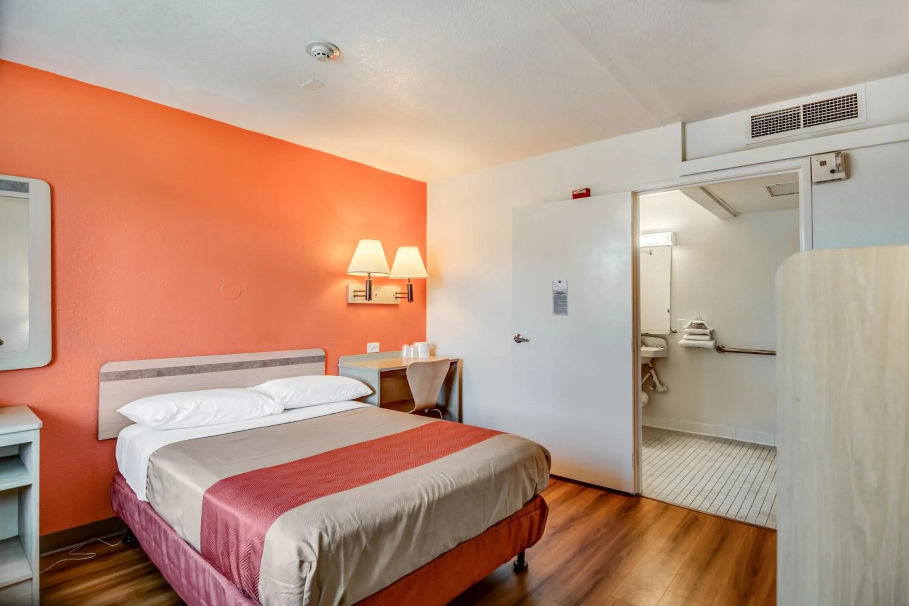 Photo of the whole room, Bed in Motel 6-Tracy, CA