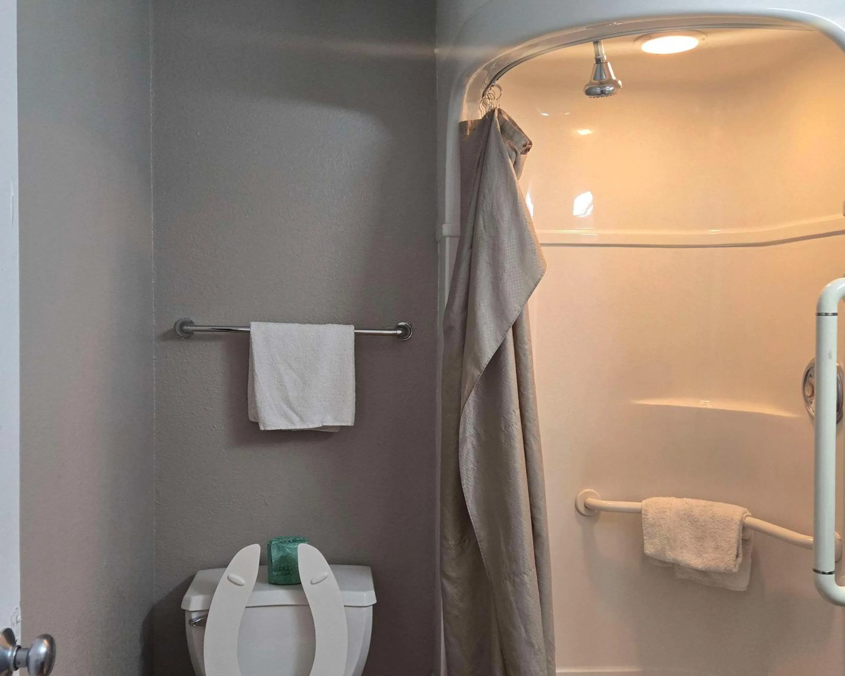 Bedroom in Park Inn by Radisson, Tracy