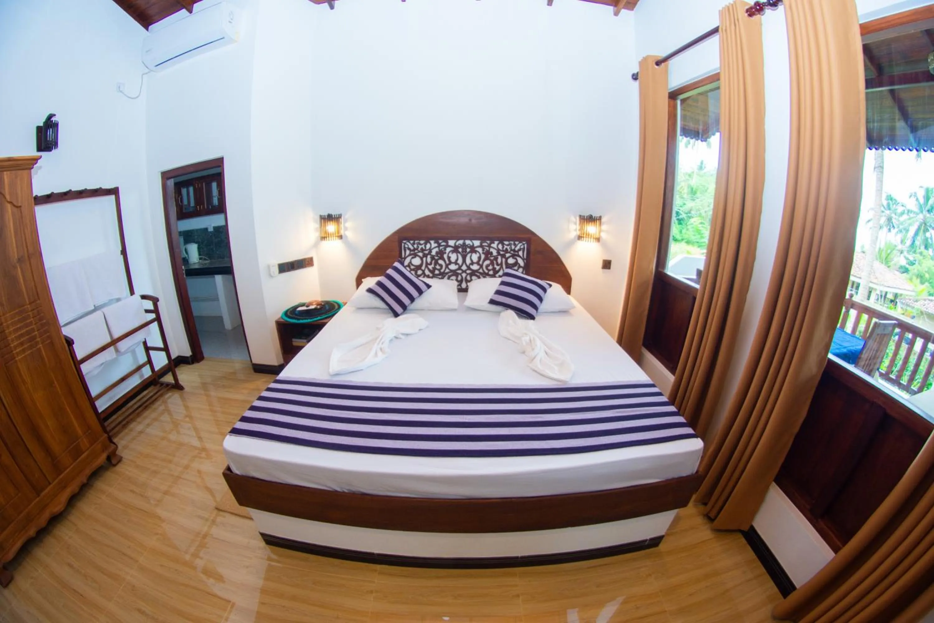 Photo of the whole room, Bed in Shadow Surf Bay