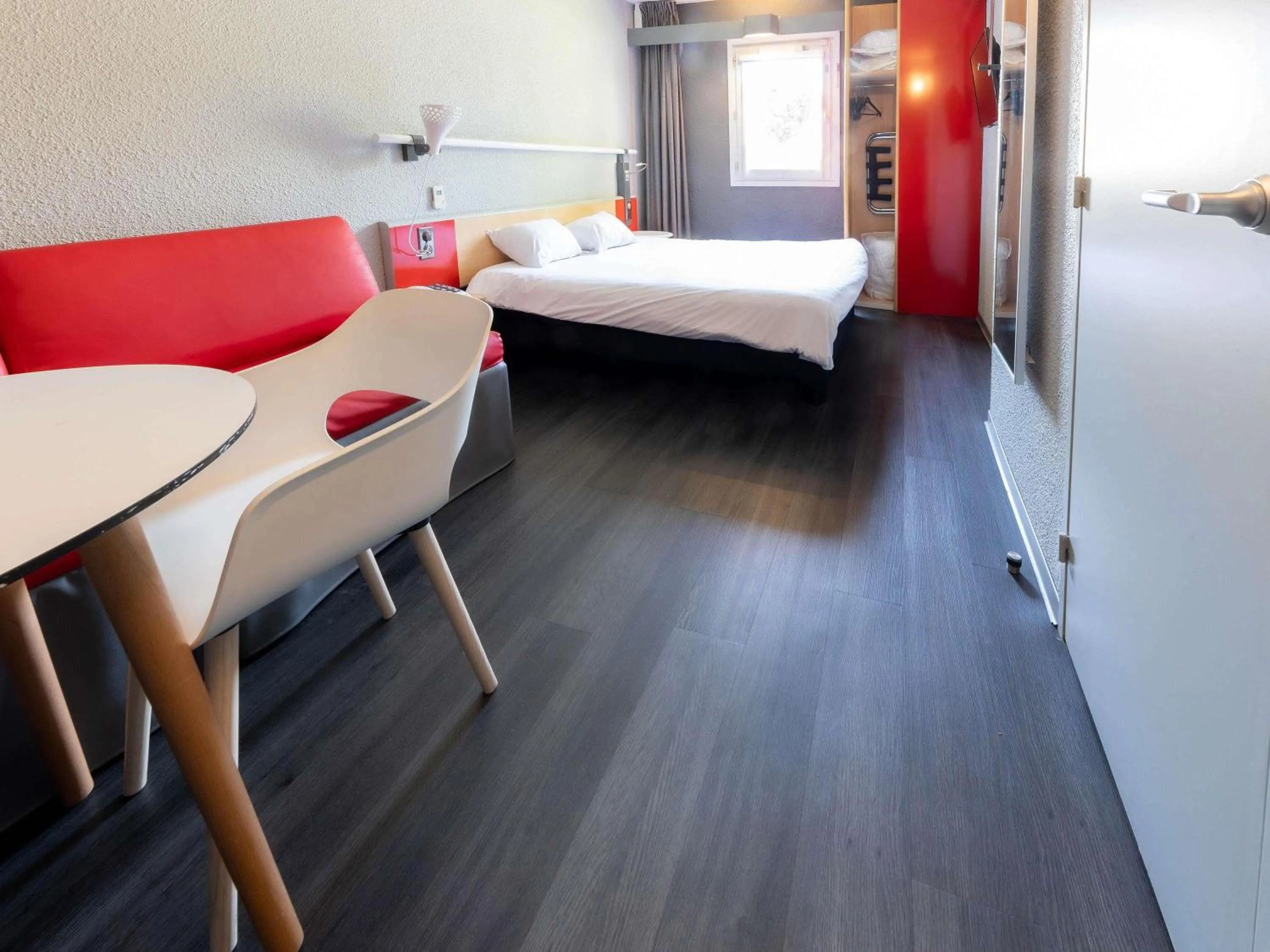 Bedroom, Bed in ibis Vesoul