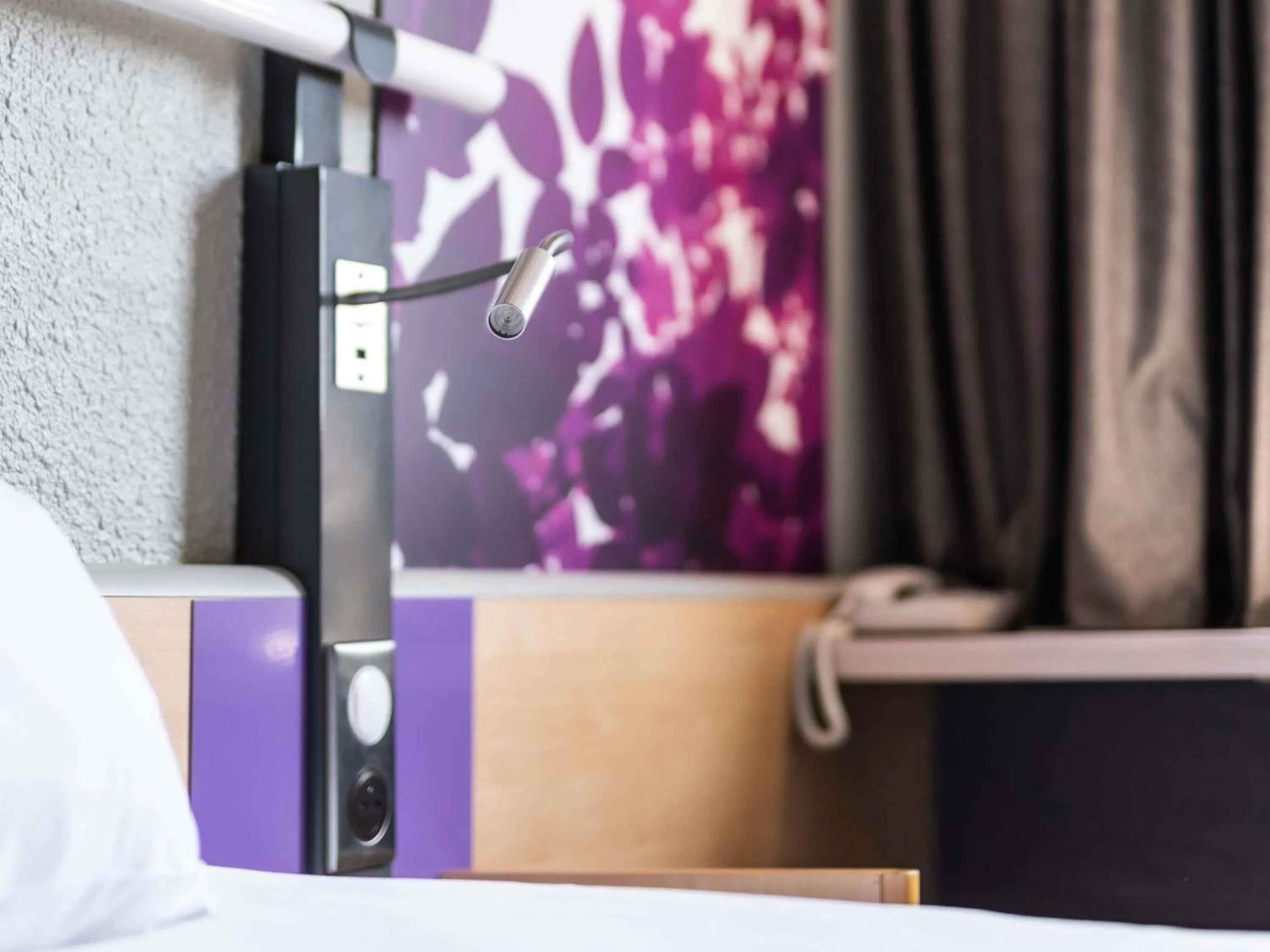 Bedroom, Bed in ibis Vesoul