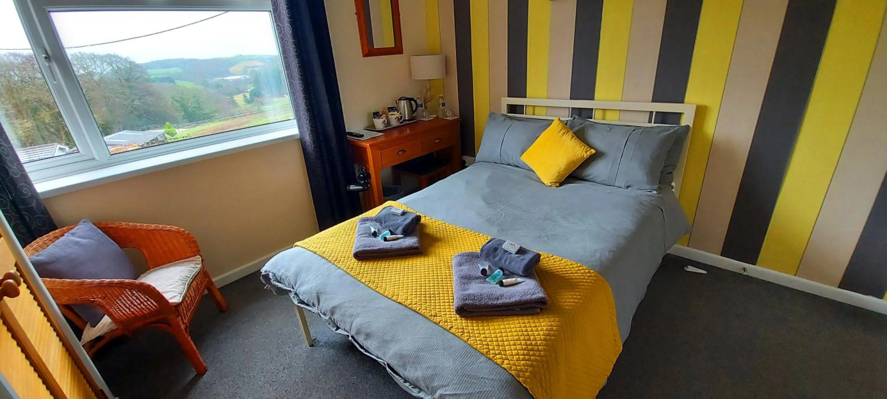 Bedroom, Bed in Sportsmans Valley Hotel