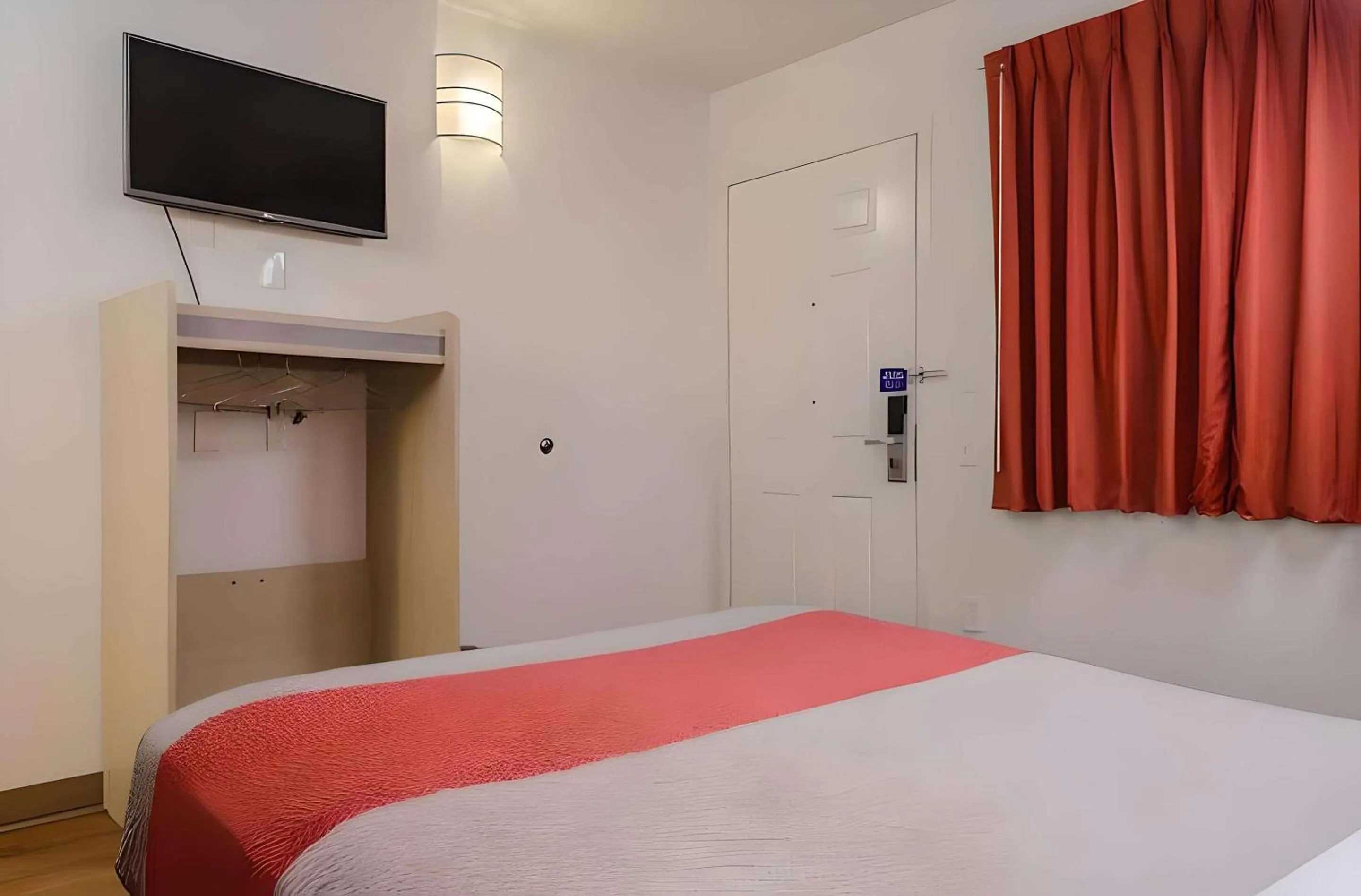 Bedroom, TV/Entertainment Center in Motel 6-Turlock, CA