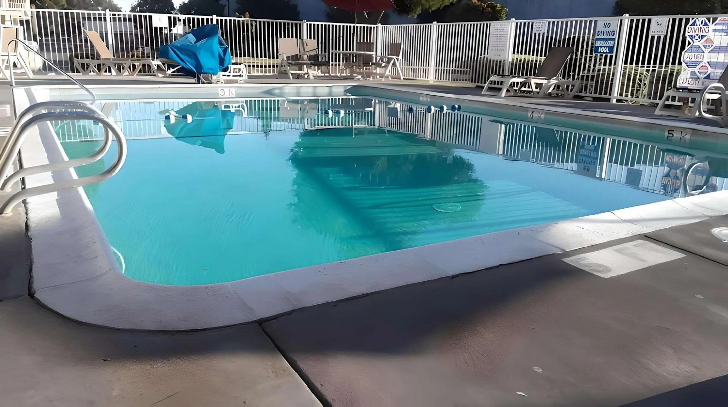 Swimming Pool in Motel 6-Turlock, CA