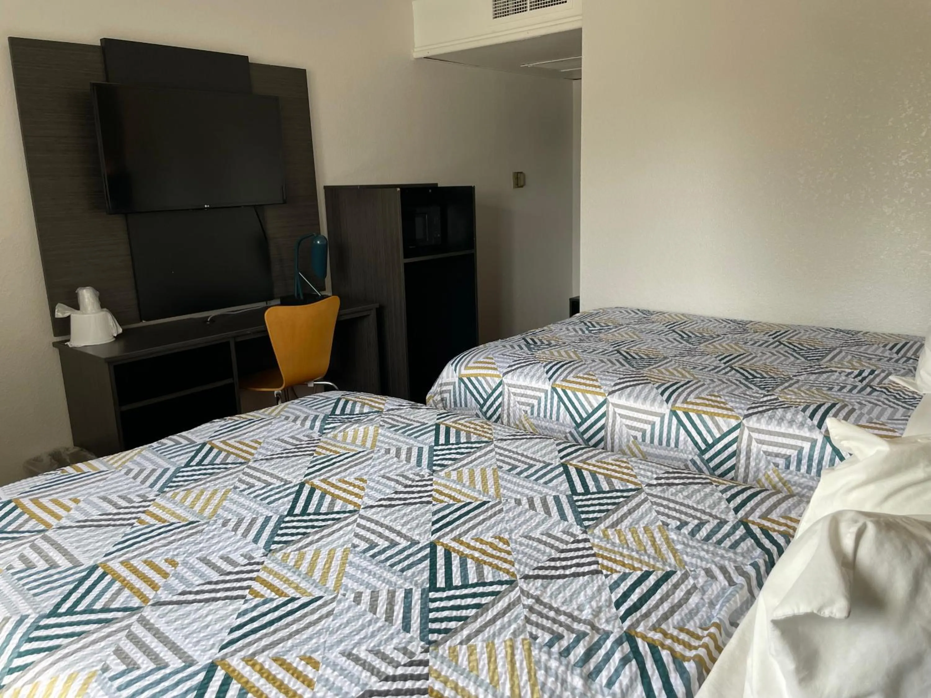 Bedroom, Bed in Motel 6 Cheyenne, WY