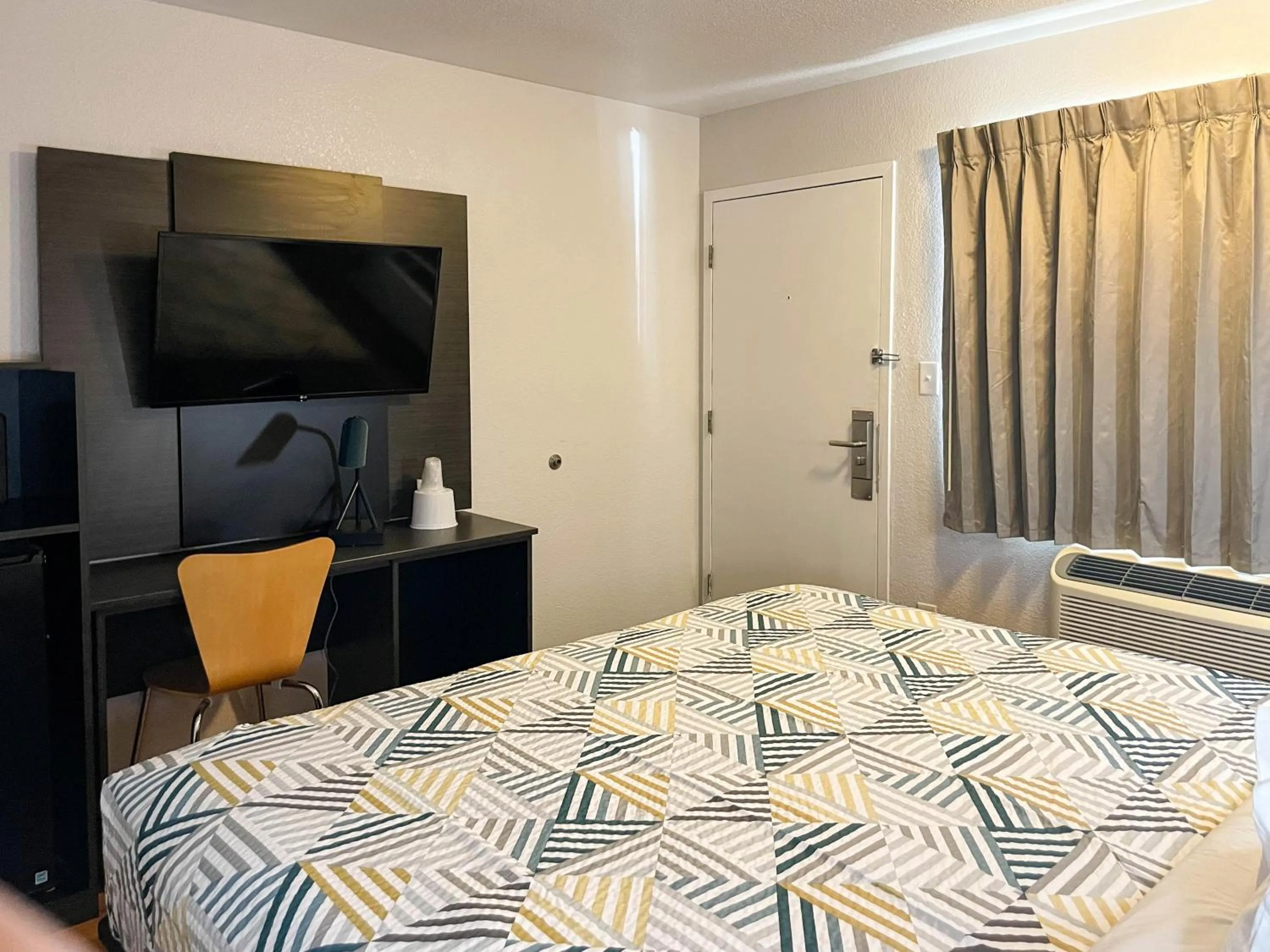 Bedroom, Bed in Motel 6 Cheyenne, WY