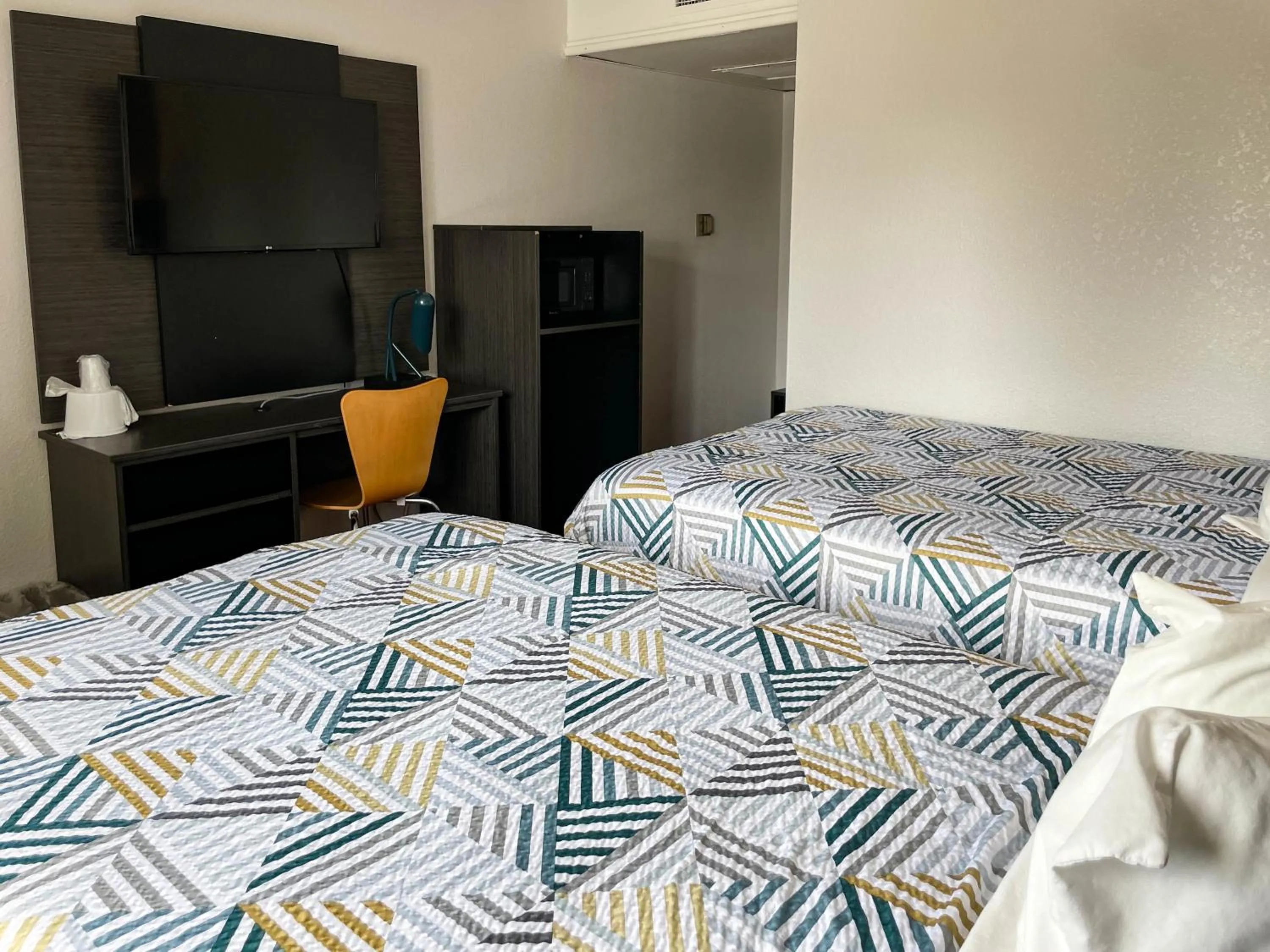 Bedroom, Bed in Motel 6 Cheyenne, WY