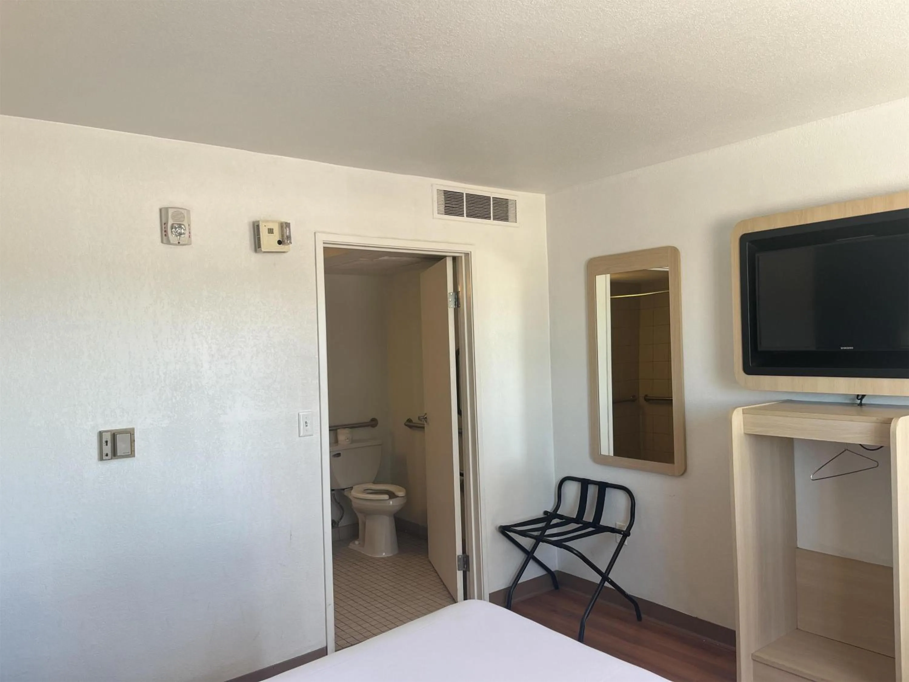 Bedroom, Bed in Motel 6 Fort Collins, CO