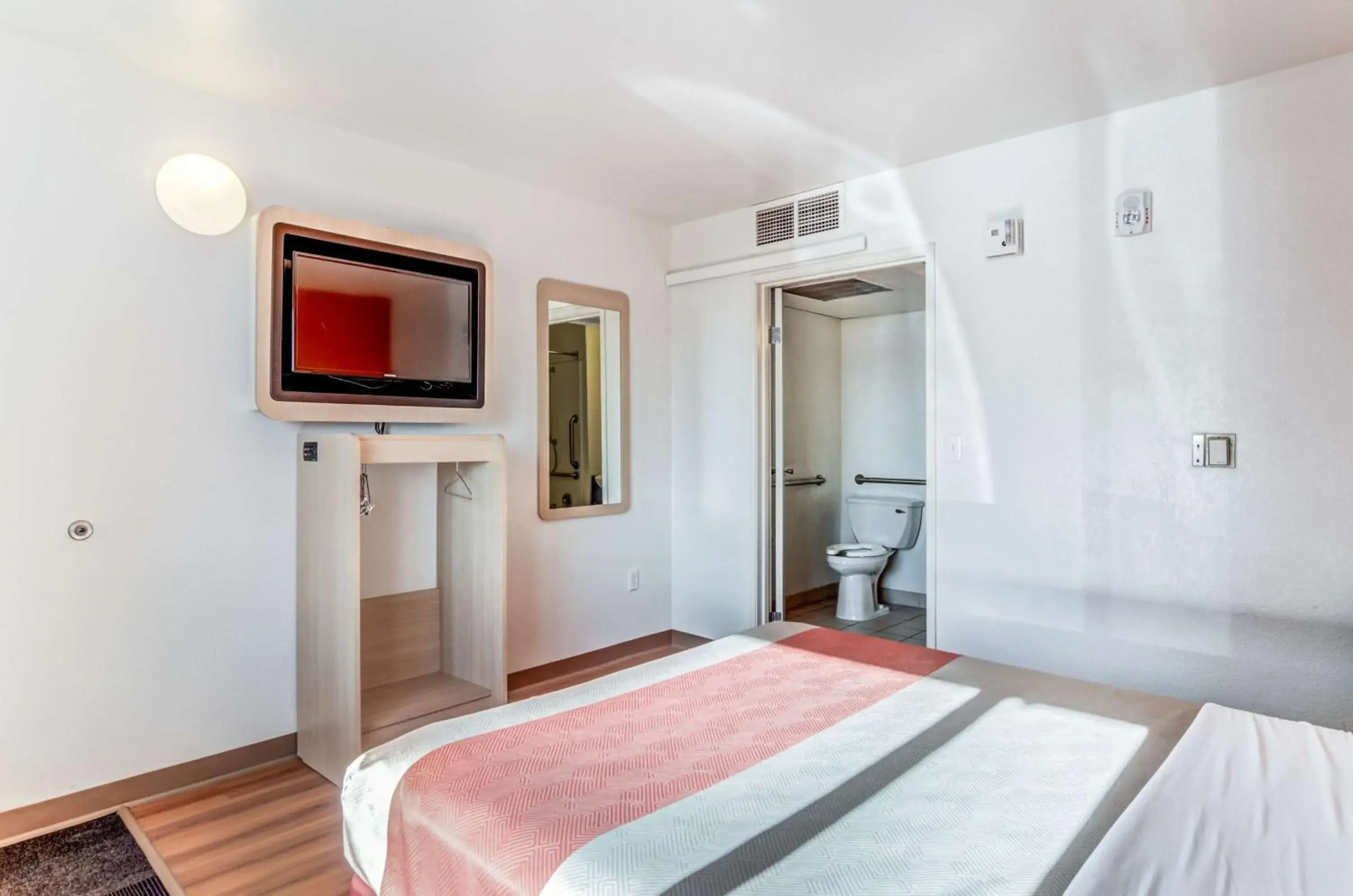 Queen Room in Motel 6 Fort Collins, CO Queen Room in Motel 6 Fort Collins, CO