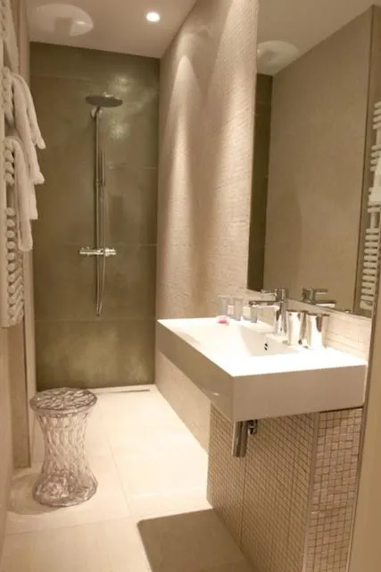 Decorative detail in Le César Hôtel