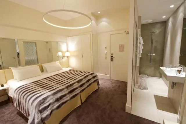 Bathroom, Bed in Le César Hôtel