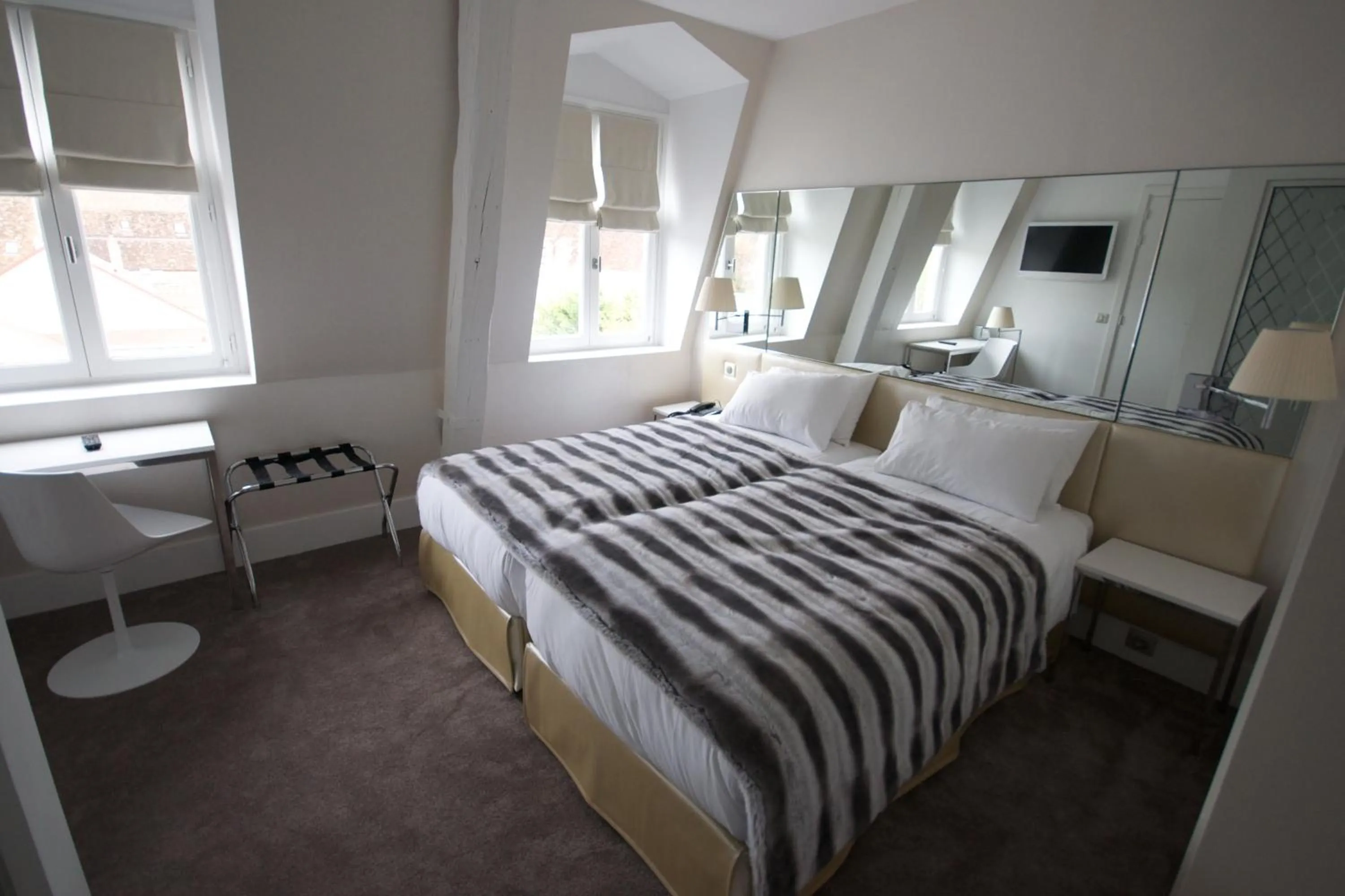 Photo of the whole room, Bed in Le César Hôtel