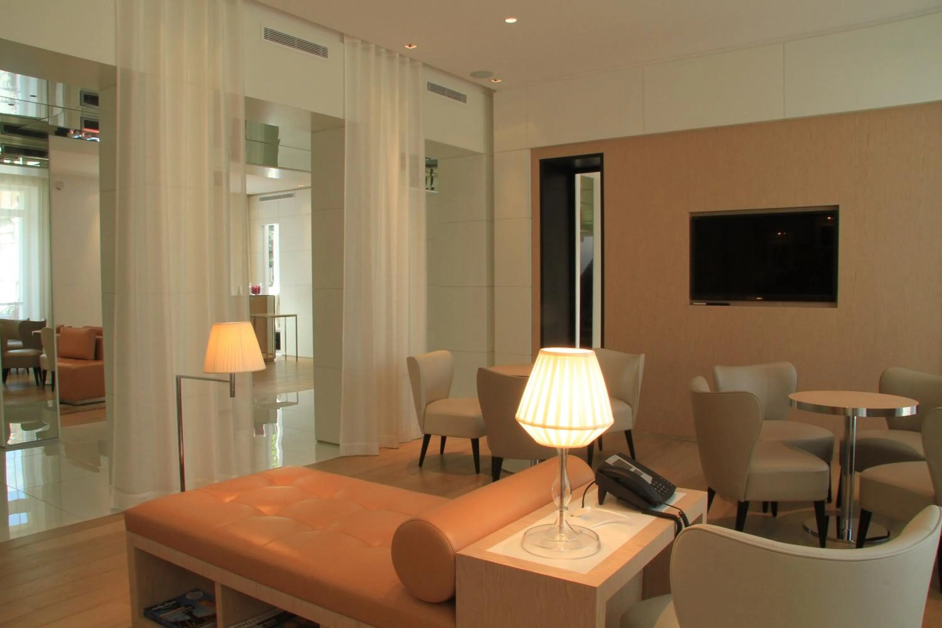 Restaurant/places to eat in Le César Hôtel