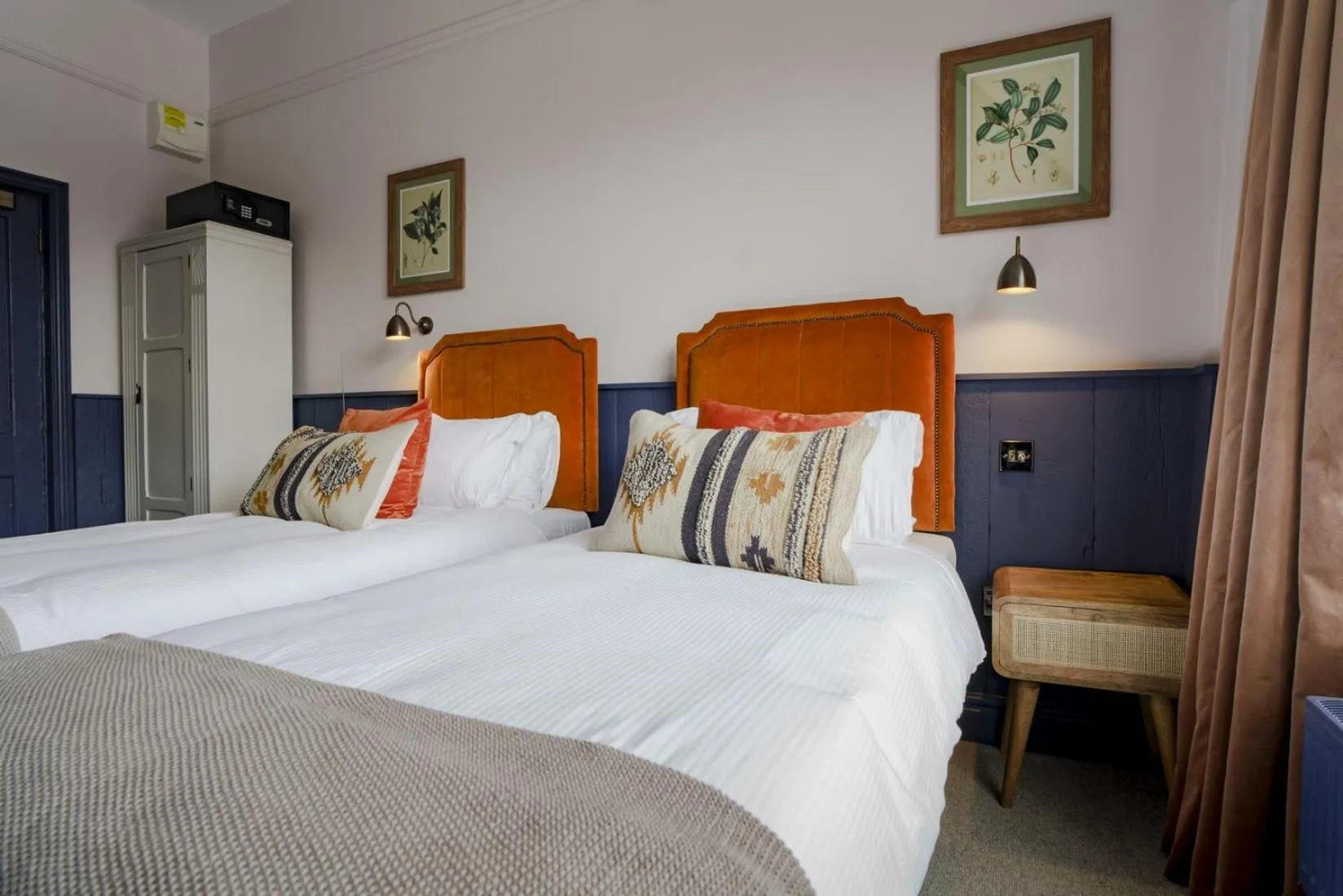 Photo of the whole room, Bed in Bel and The Dragon at Red Lion Wendover