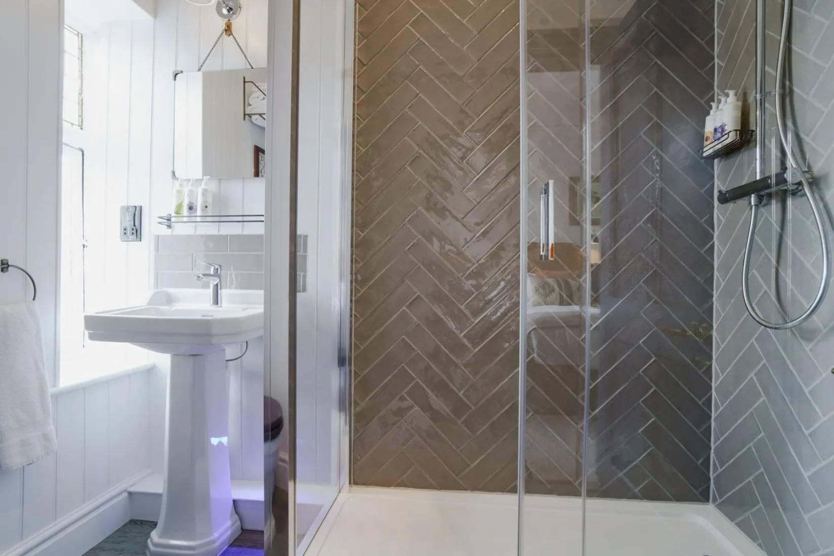 Bathroom in Bel and The Dragon at Red Lion Wendover