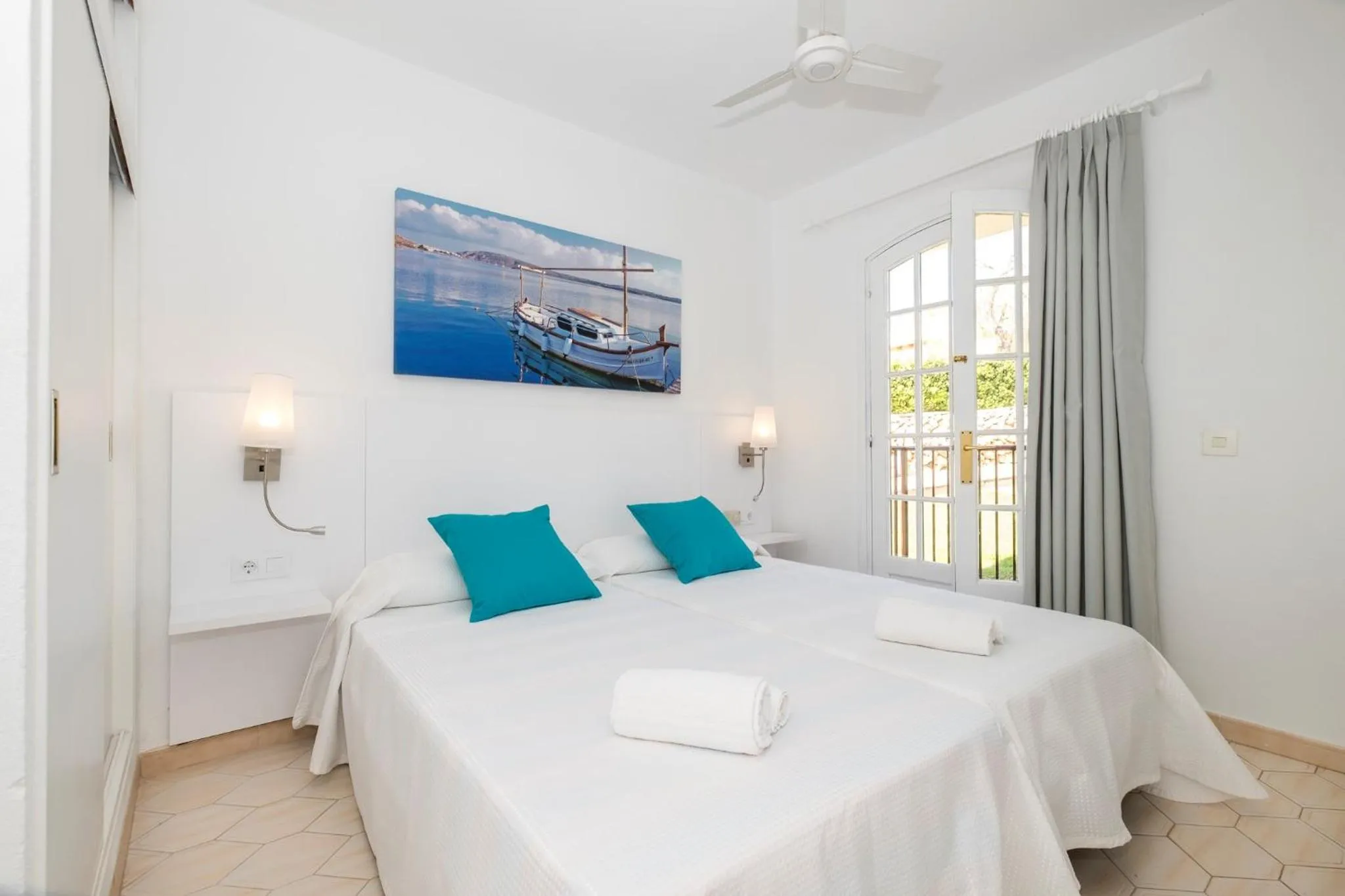 Bedroom, Bed in Girasol Garden Superior 2