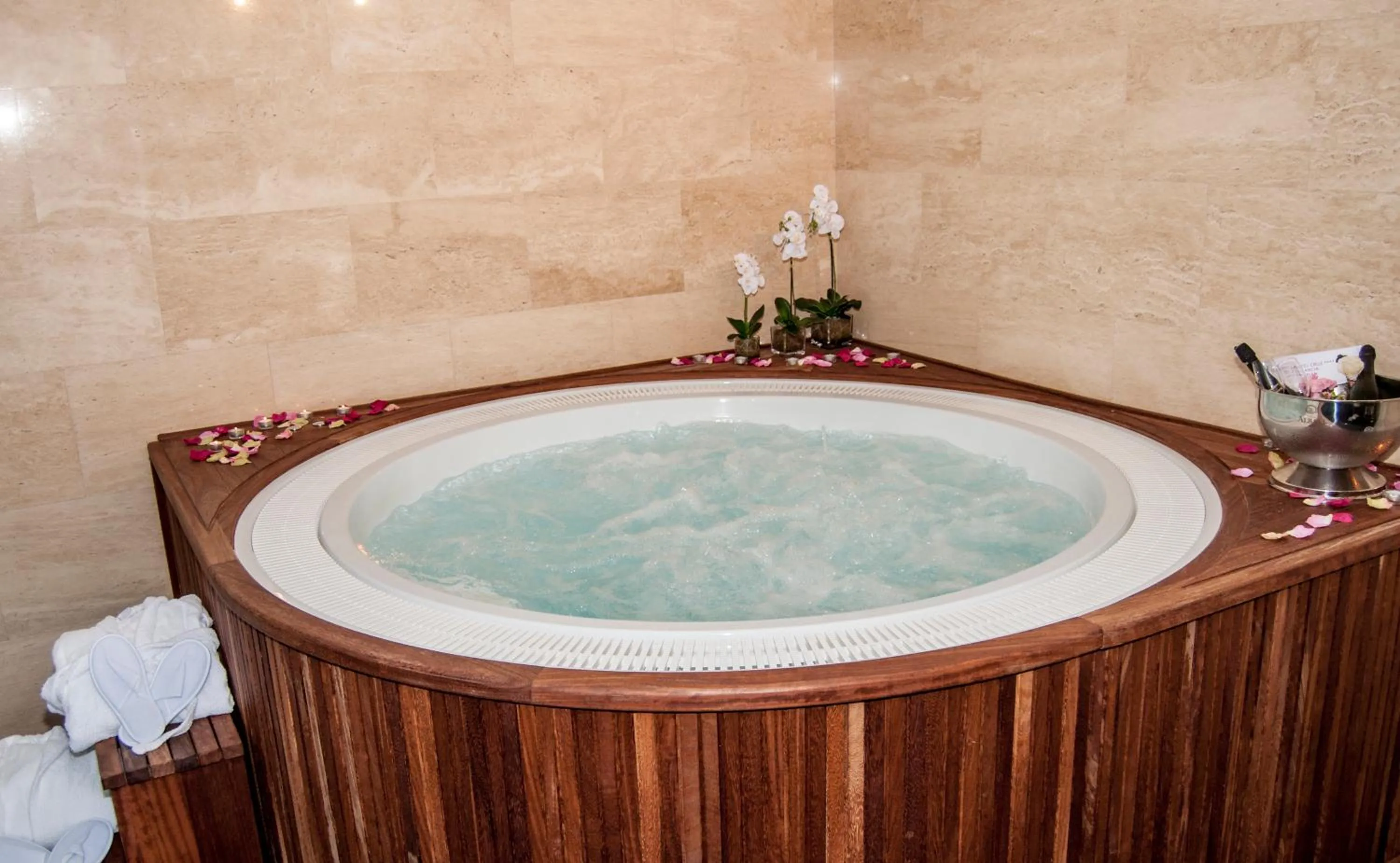 Hot Tub in Escuderos Hotel Cruz