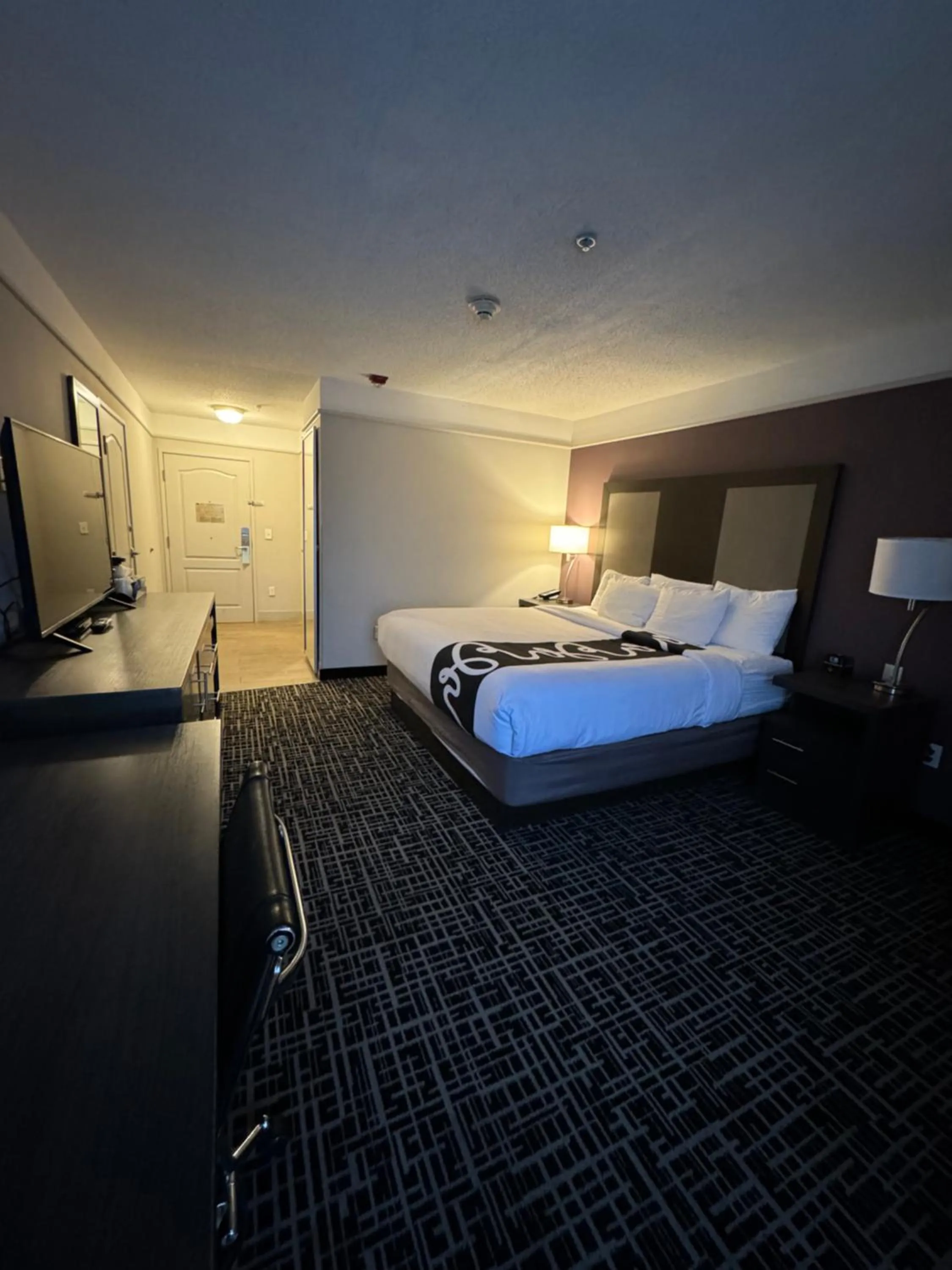 Bed in La Quinta by Wyndham Cincinnati Airport Florence