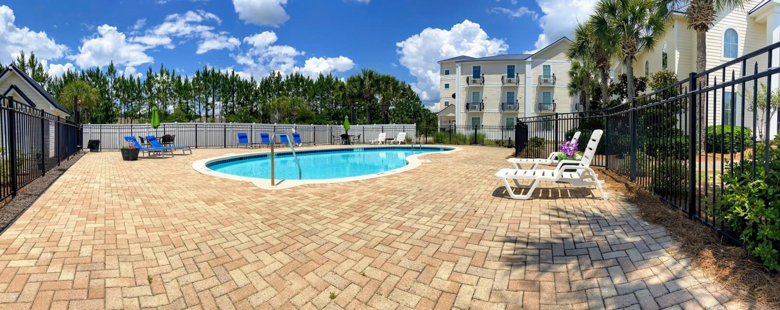 Swimming pool in 30-A Inn & Suites