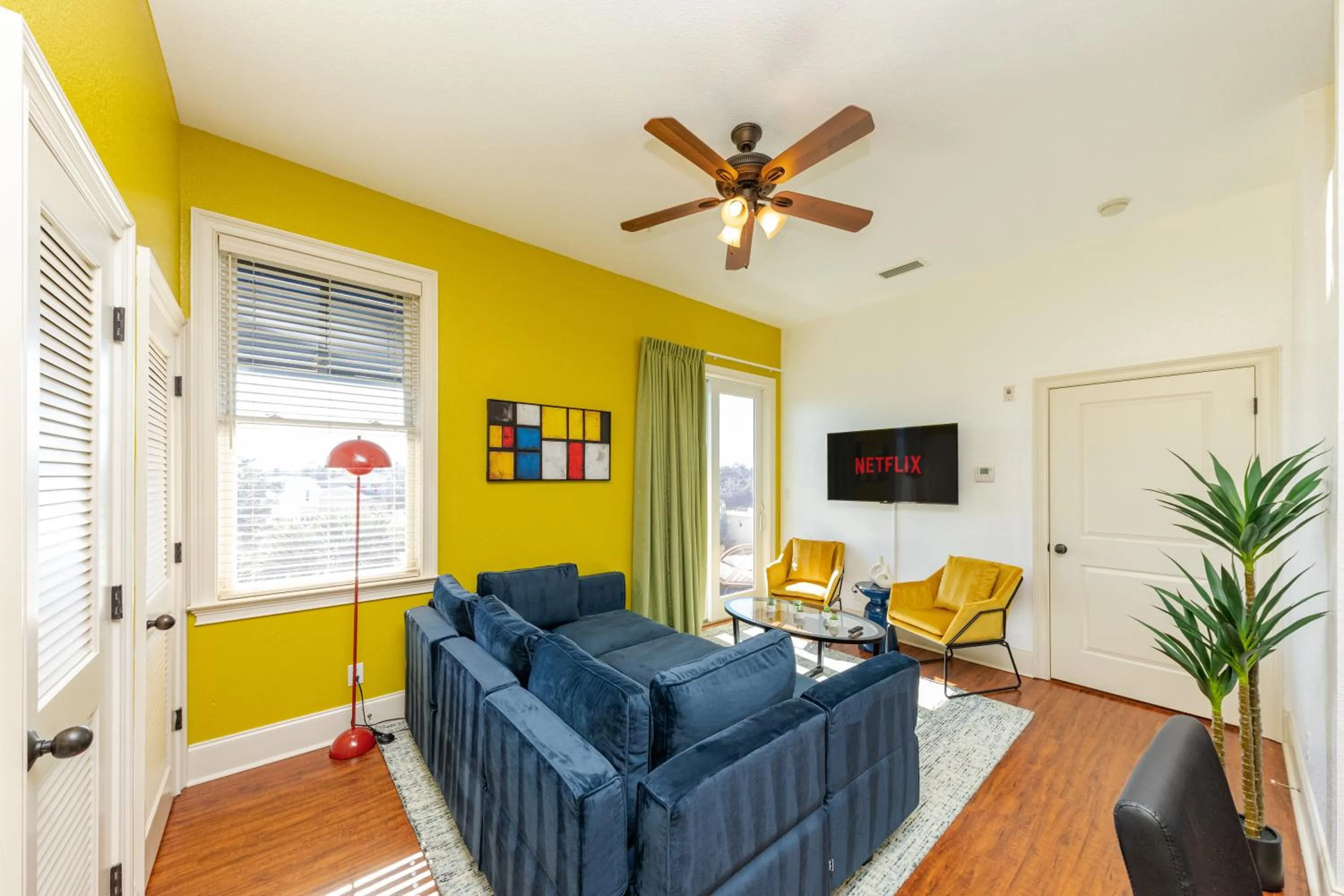 TV and multimedia in 30-A Inn & Suites