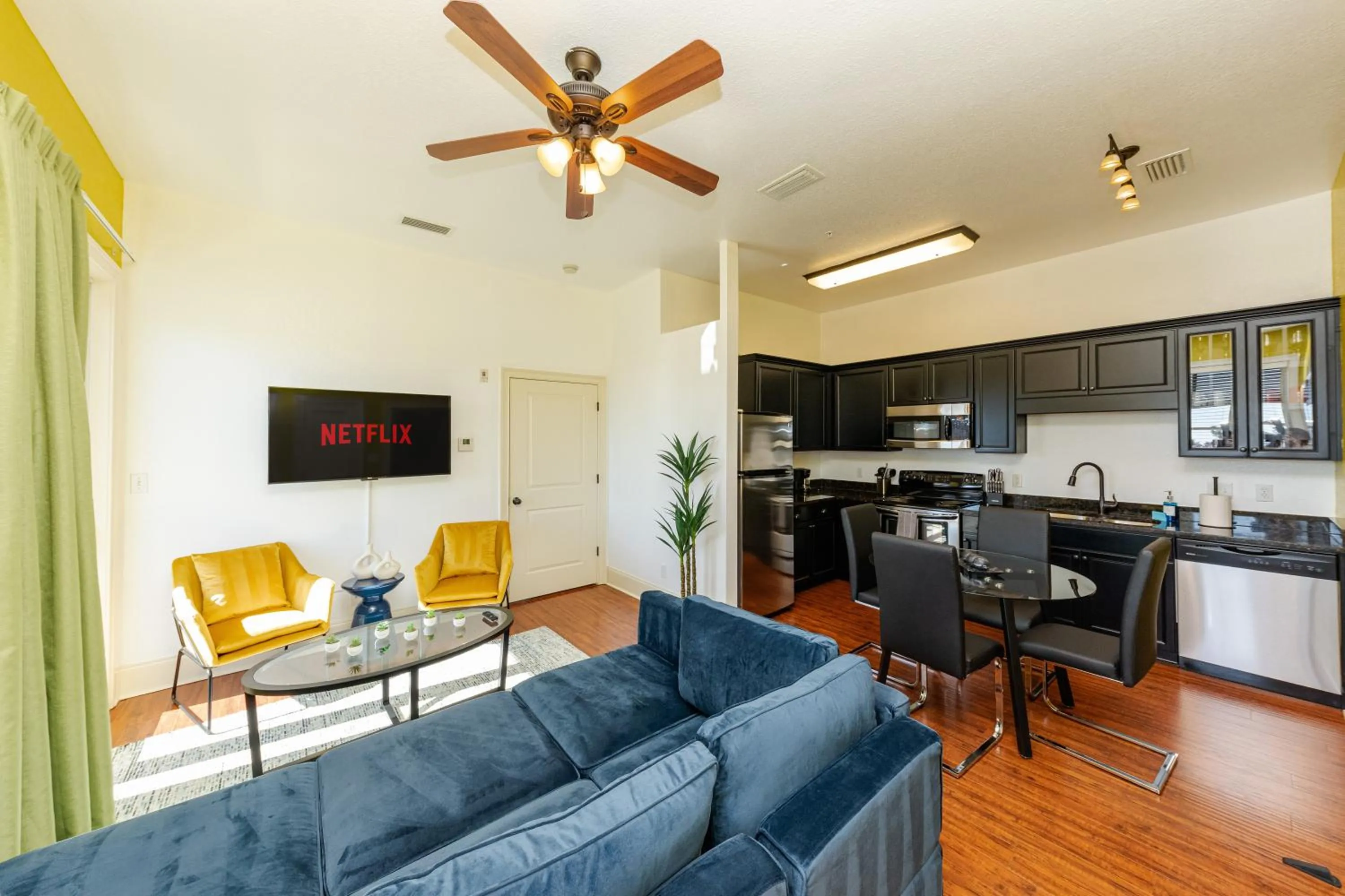 TV and multimedia in 30-A Inn & Suites