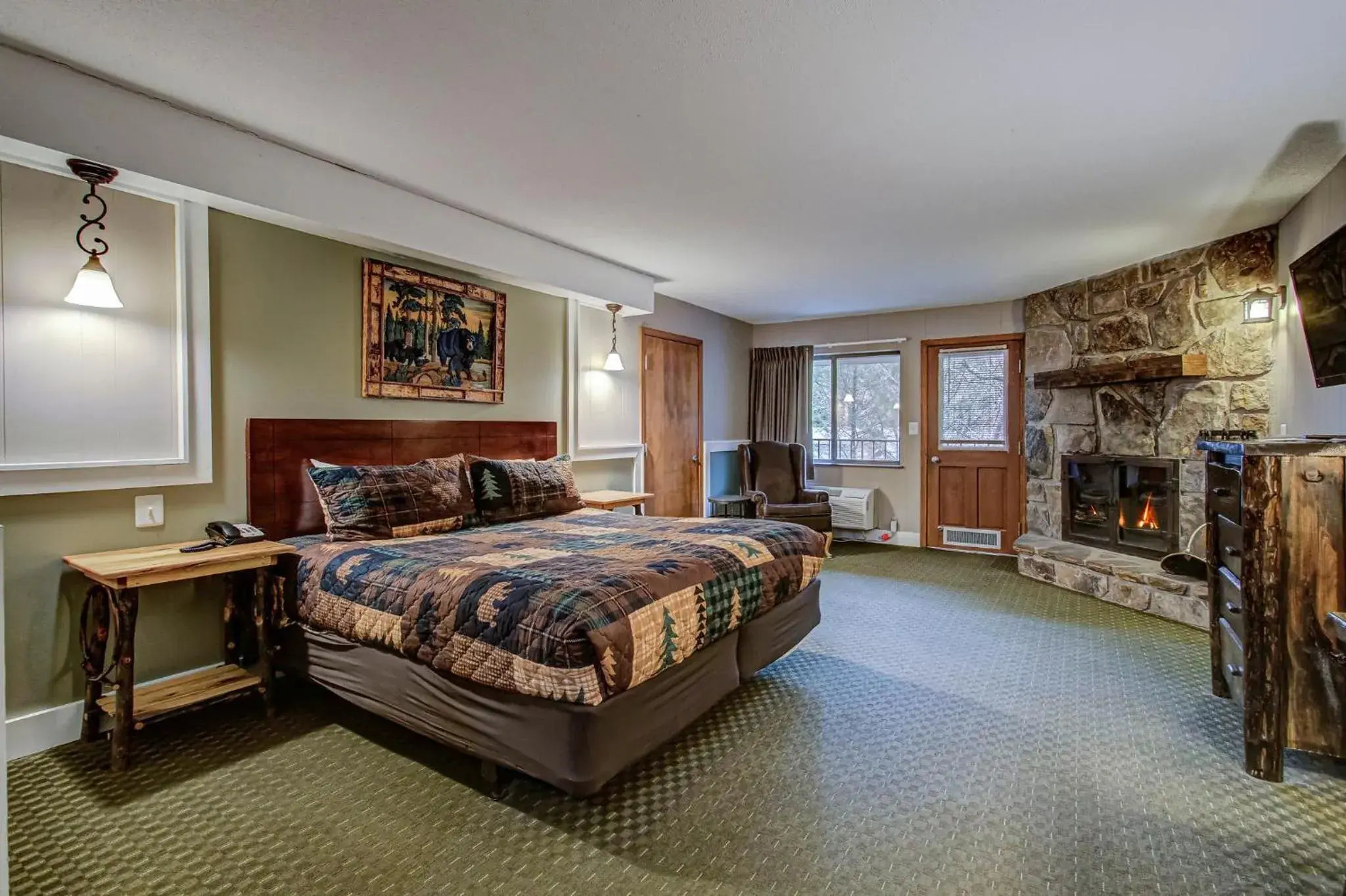 King Room with Fireplace in Brookside Lodge King Room with Fireplace in Brookside Lodge