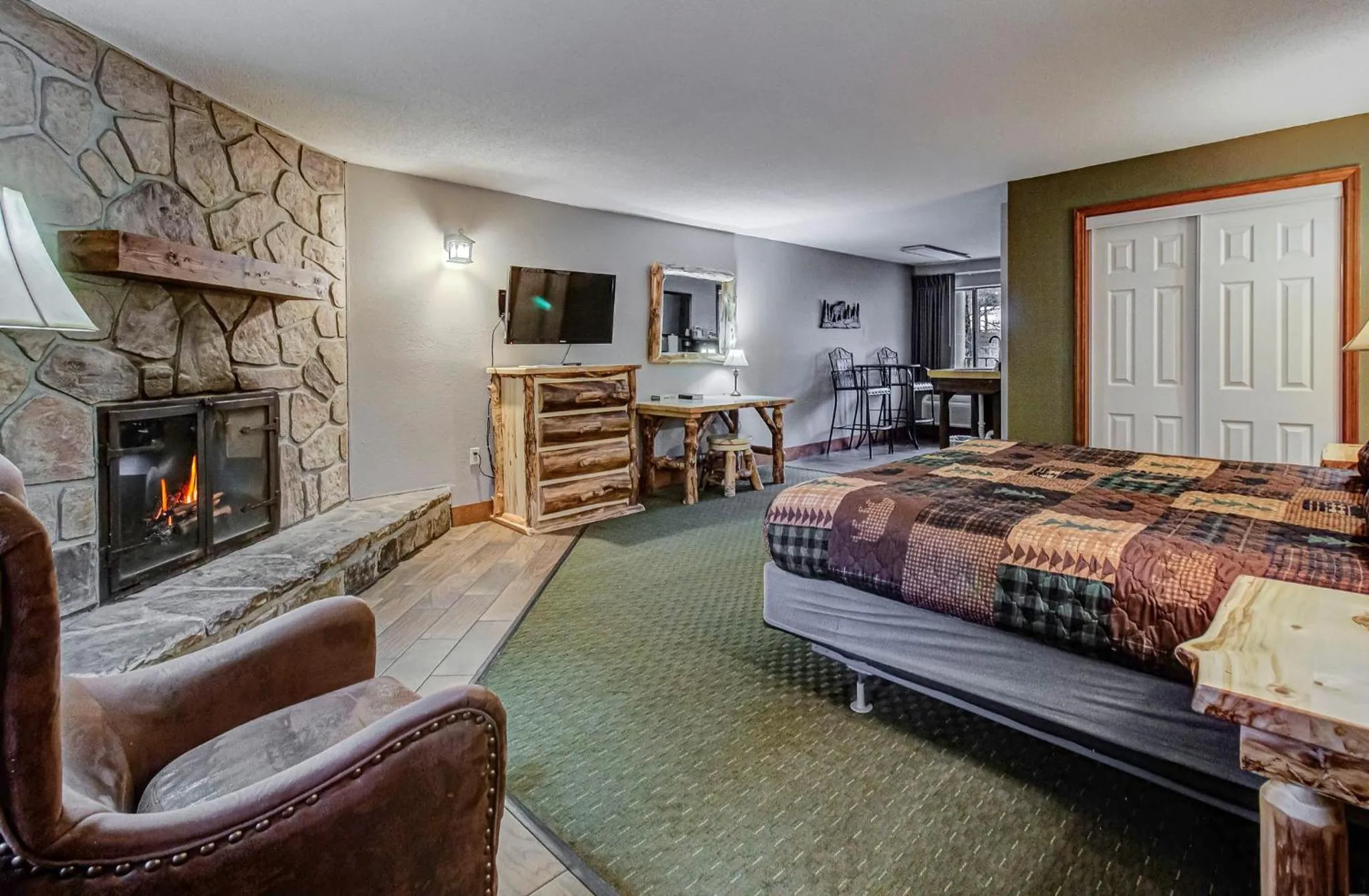 Communal lounge/ TV room, Bed in Brookside Lodge