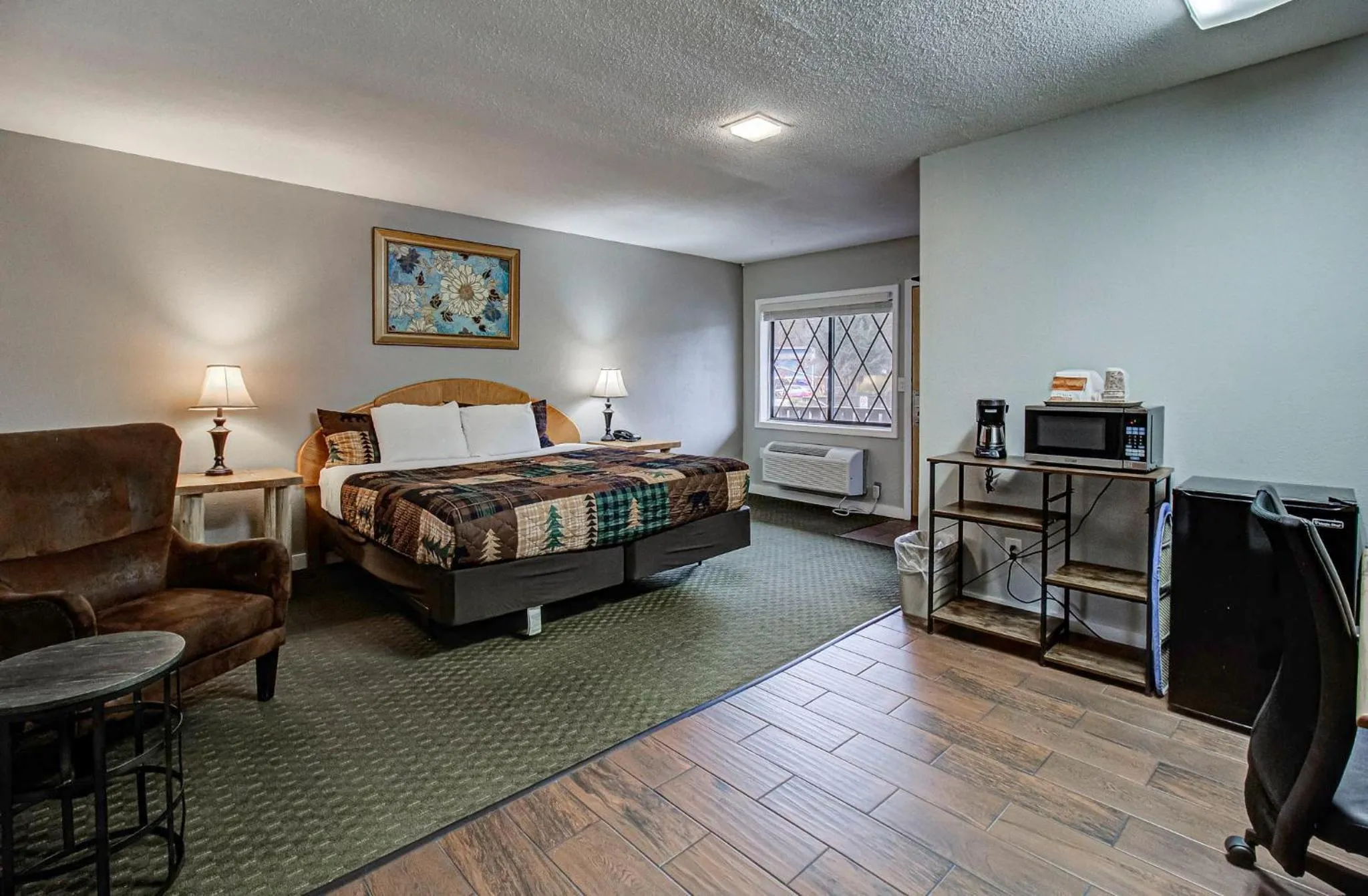 pet friendly, Bed in Brookside Lodge