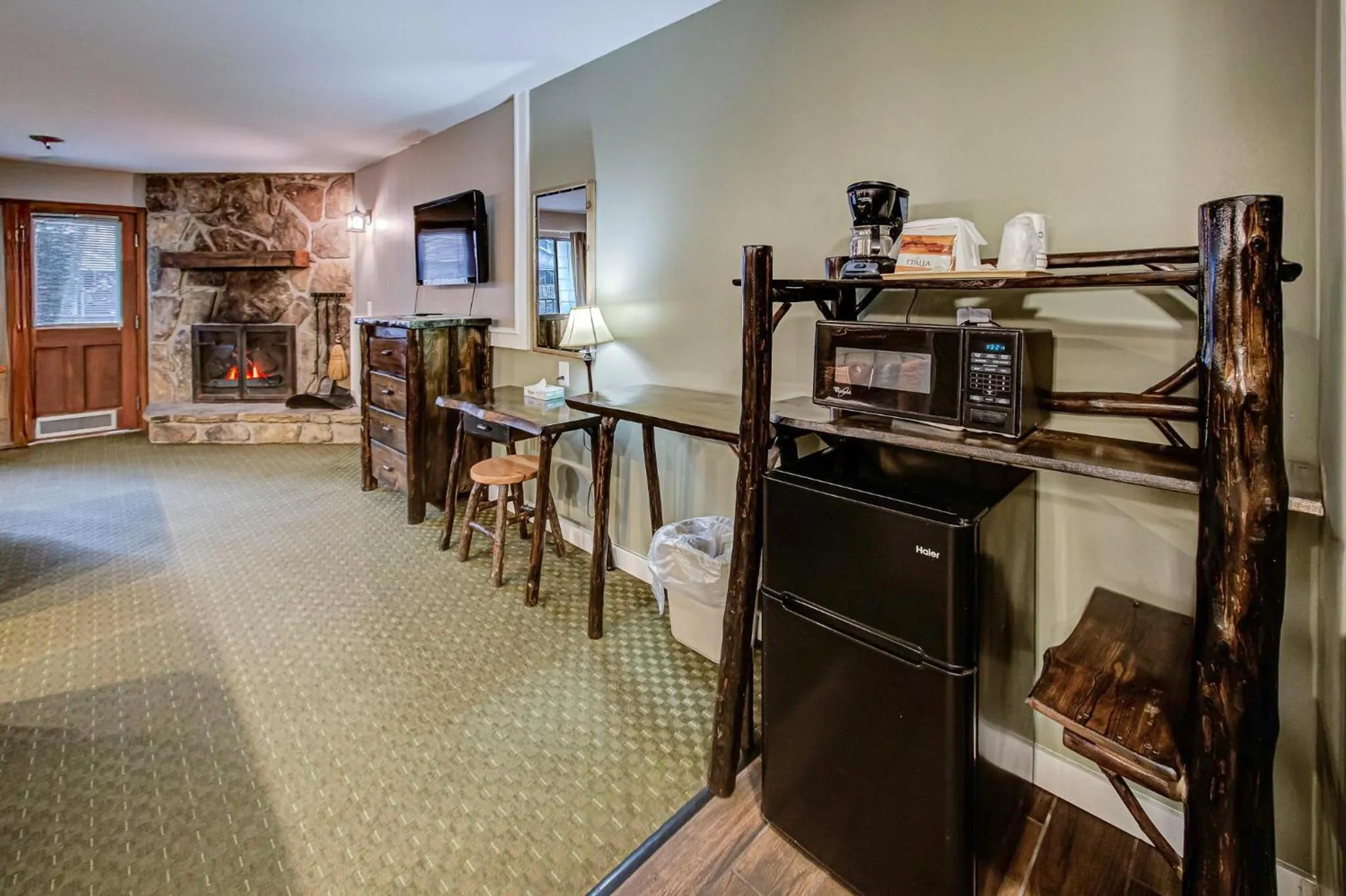 Communal lounge/ TV room in Brookside Lodge