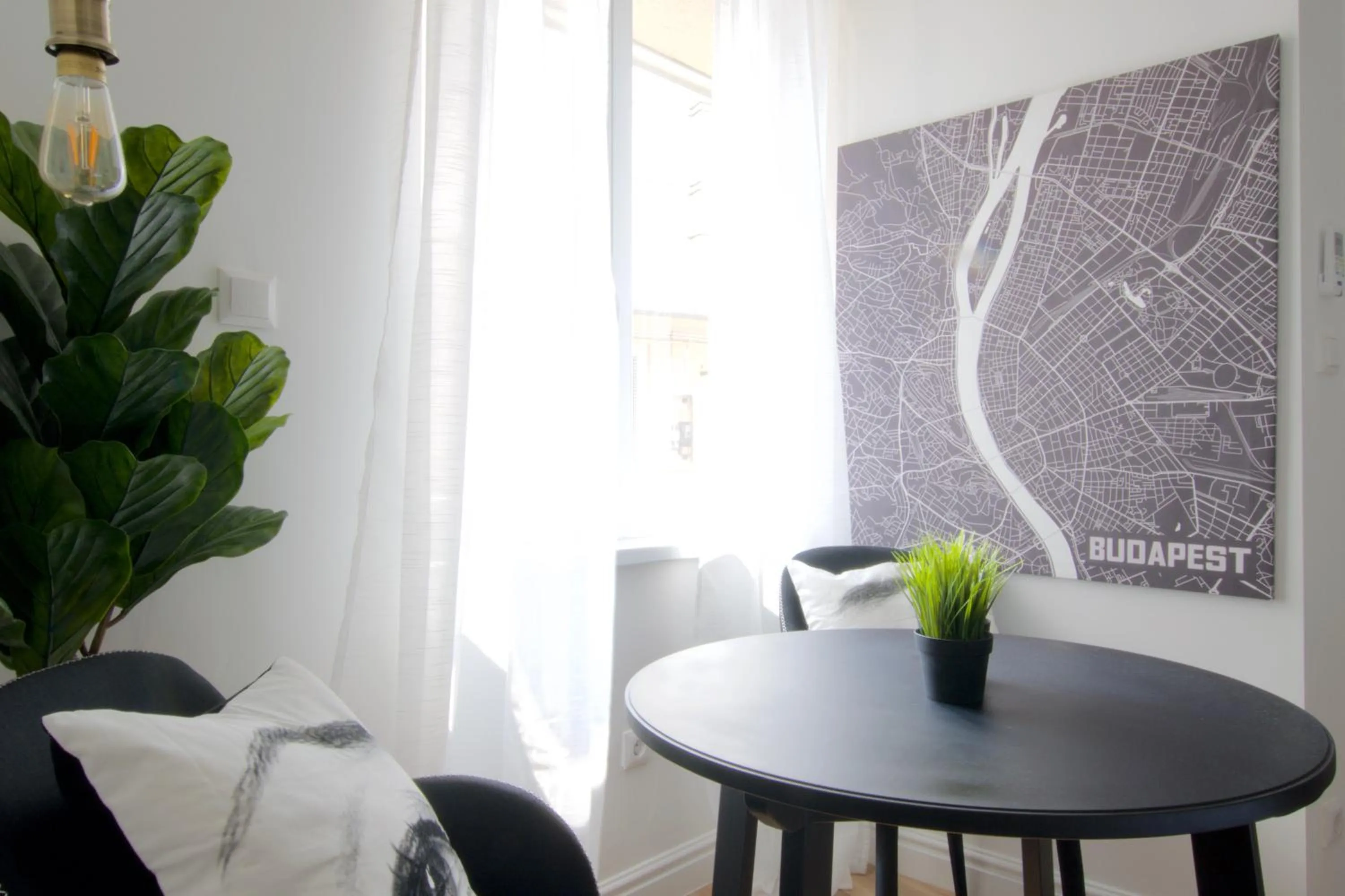 Dining area in Standard Apartment by Hi5 - Régiposta