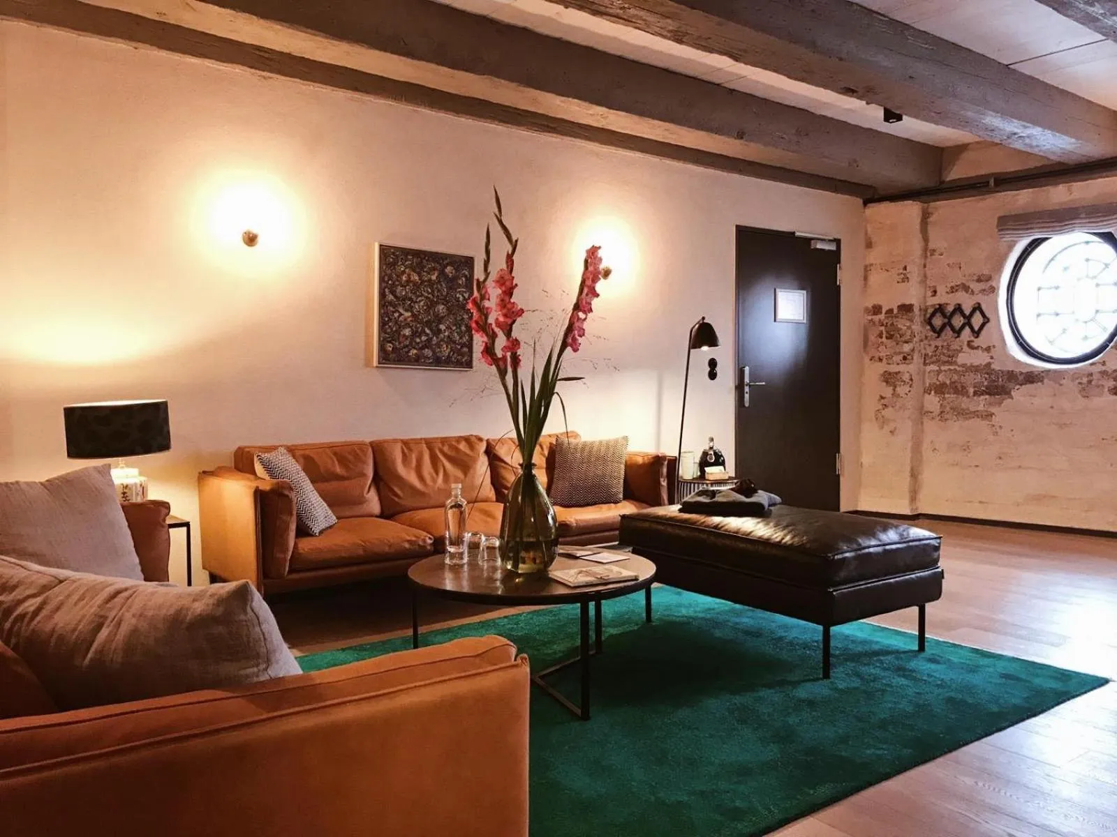 Living room in Fisher's Loft Hotel
